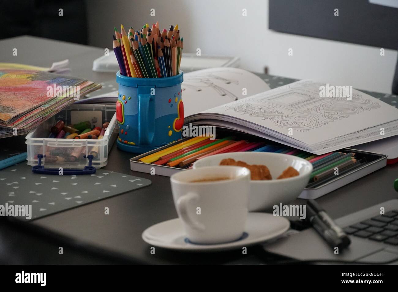 Homeschooling und Home Office auf dem Küchentisch arbeitet die ganze Familie bei Coronavirus, COVID-19 Zeit, während der Sperrung zusammen Stockfoto