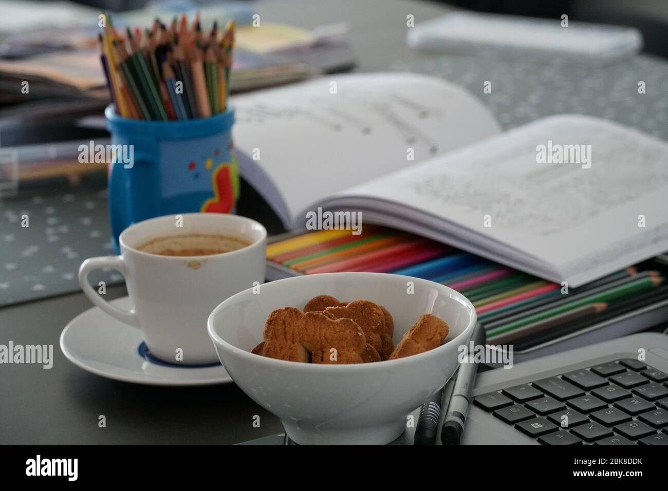 Hausschooling und Home Office auf dem Küchentisch arbeitet die ganze Familie bei Coronavirus, COVID-19 Zeit, während der Sperre zusammen, um die Gesundheit zu schützen. Stockfoto