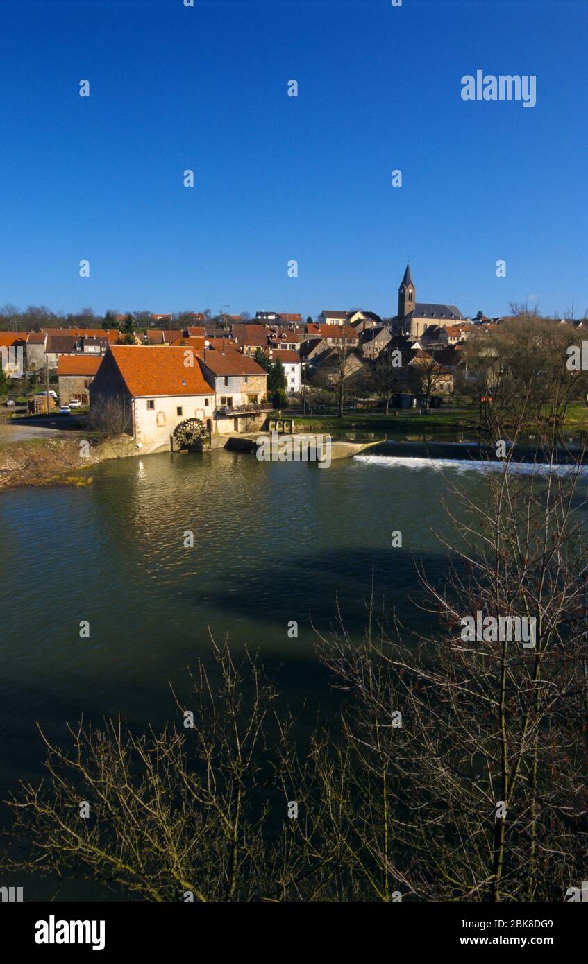 Frankreich, Mosel (57), Dorf Sarrysmen, alte Wassermühle am Fluss La Sarre Stockfoto