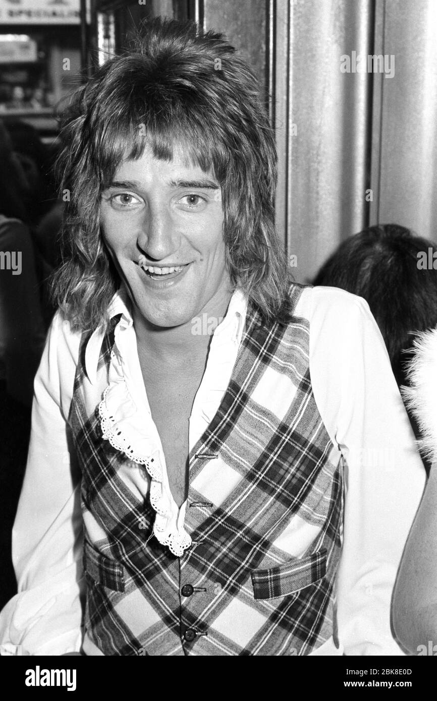 LONDON, GROSSBRITANNIEN. September 1974: Popstar Rod Stewart bei der ersten Nachtparty für 'John, Paul, George, Ringo & Bert' in London. Foto © Paul Smith/Featureflash Stockfoto