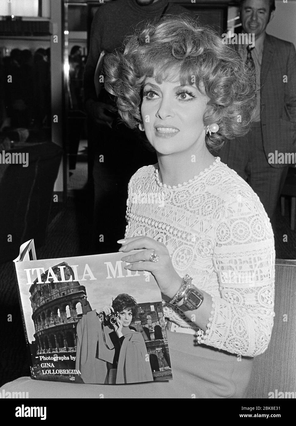 LONDON, GROSSBRITANNIEN. September 1974: Die italienische Schauspielerin Gina Lollobrigida wirbt in London für ihr Fotobuch 'Italia Mia'. Foto © Paul Smith/Featureflash Stockfoto