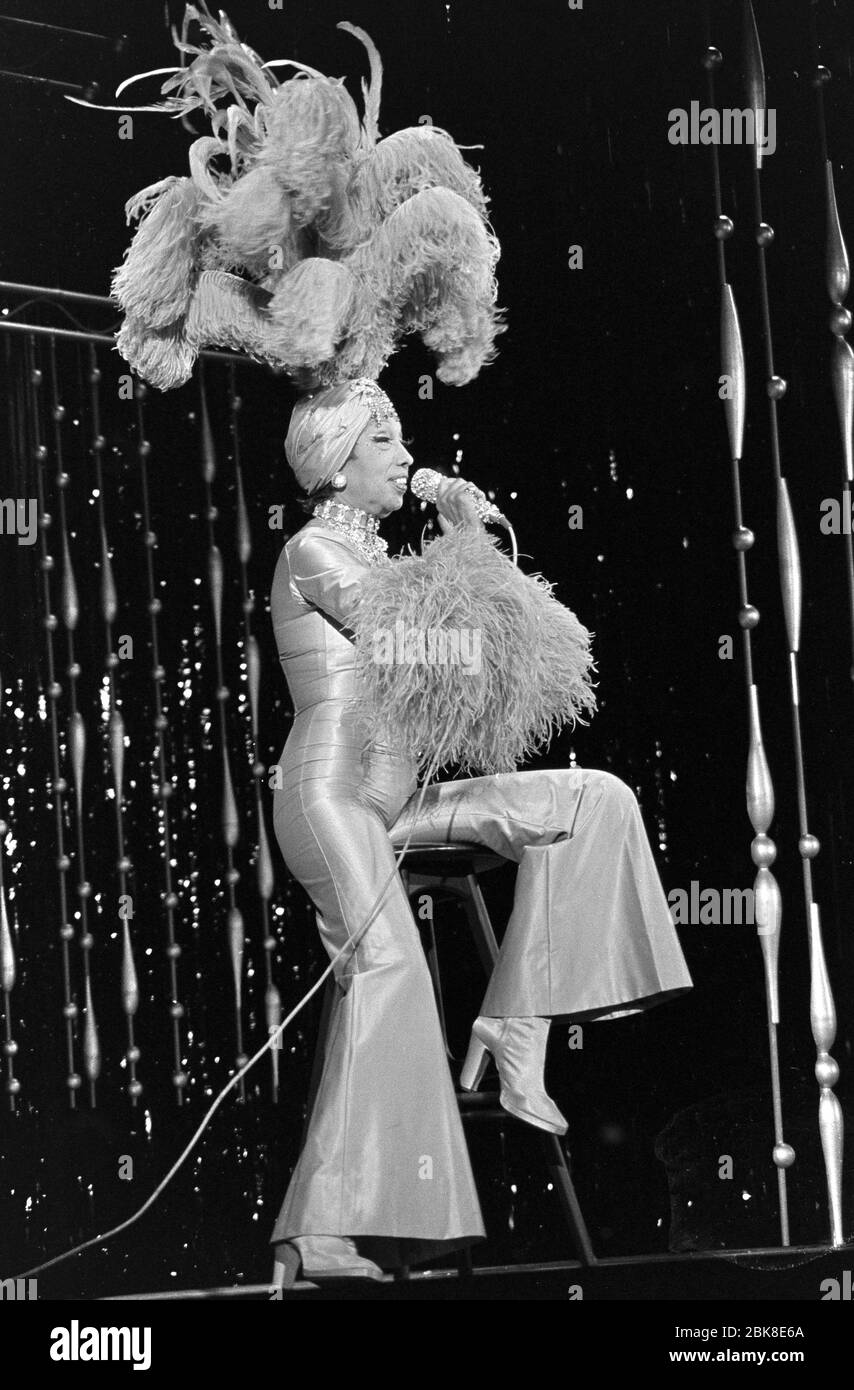 LONDON, GROSSBRITANNIEN. November 1974: Die französische Sängerin Josephine Baker bei den Proben für den Royal Variety Performance 1974 im Londoner Palladium. Foto © Paul Smith/Featureflash Stockfoto