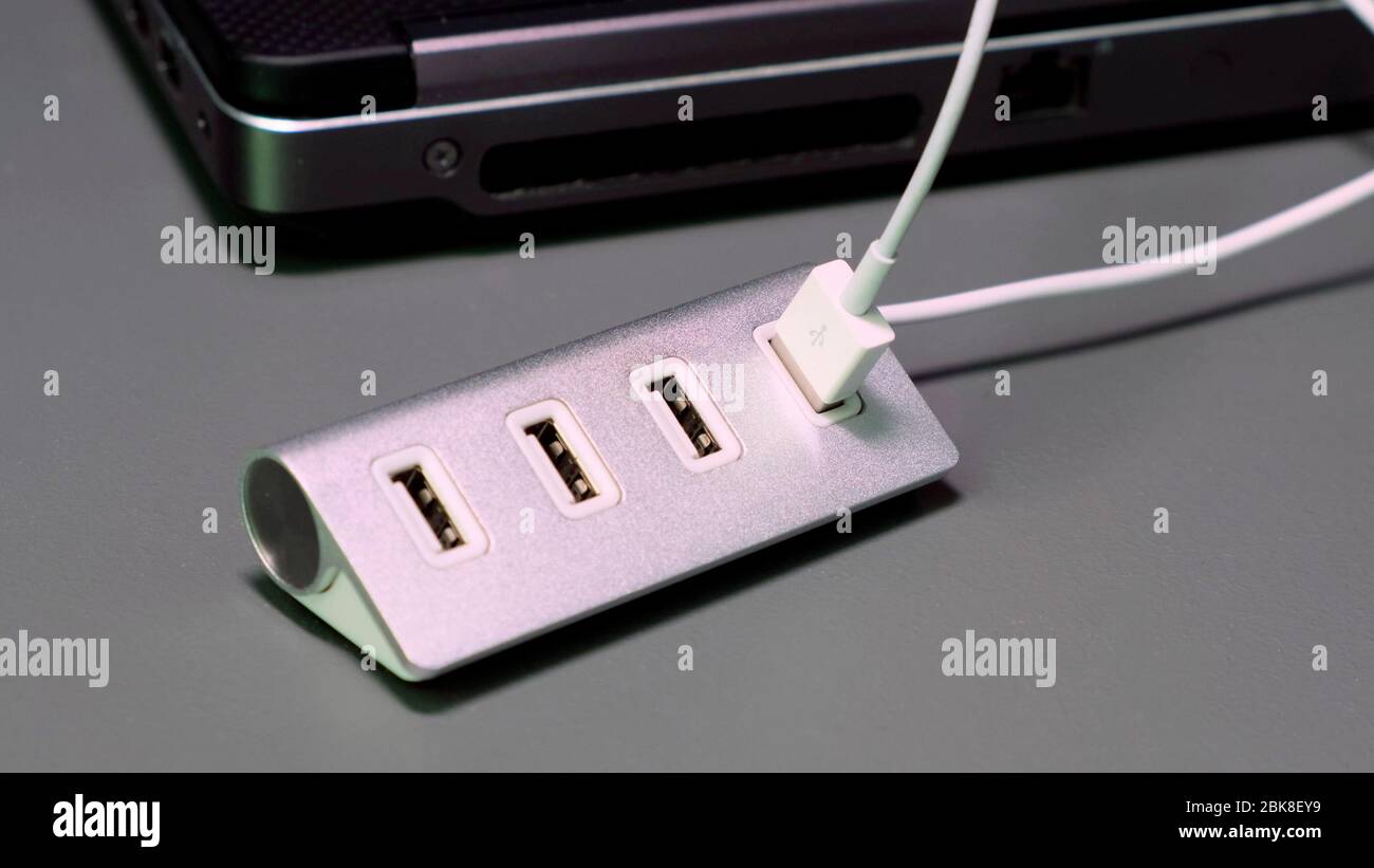 USB-Anschluss mit vielen Kabeln ist auf dem Tisch enthalten. Stockfoto