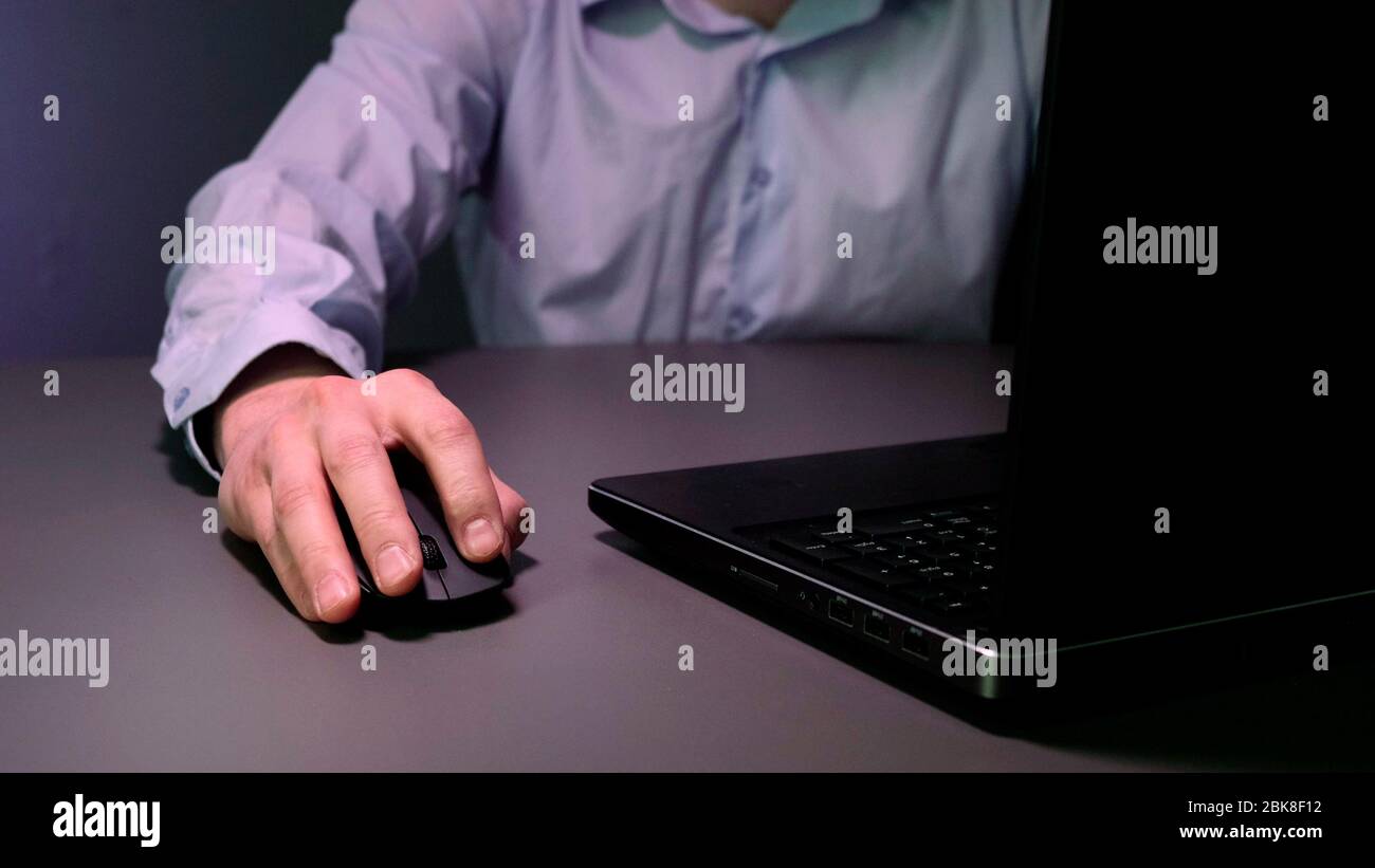 Hände des männlichen Spezialisten arbeiten auf Laptop-Computer Stockfoto