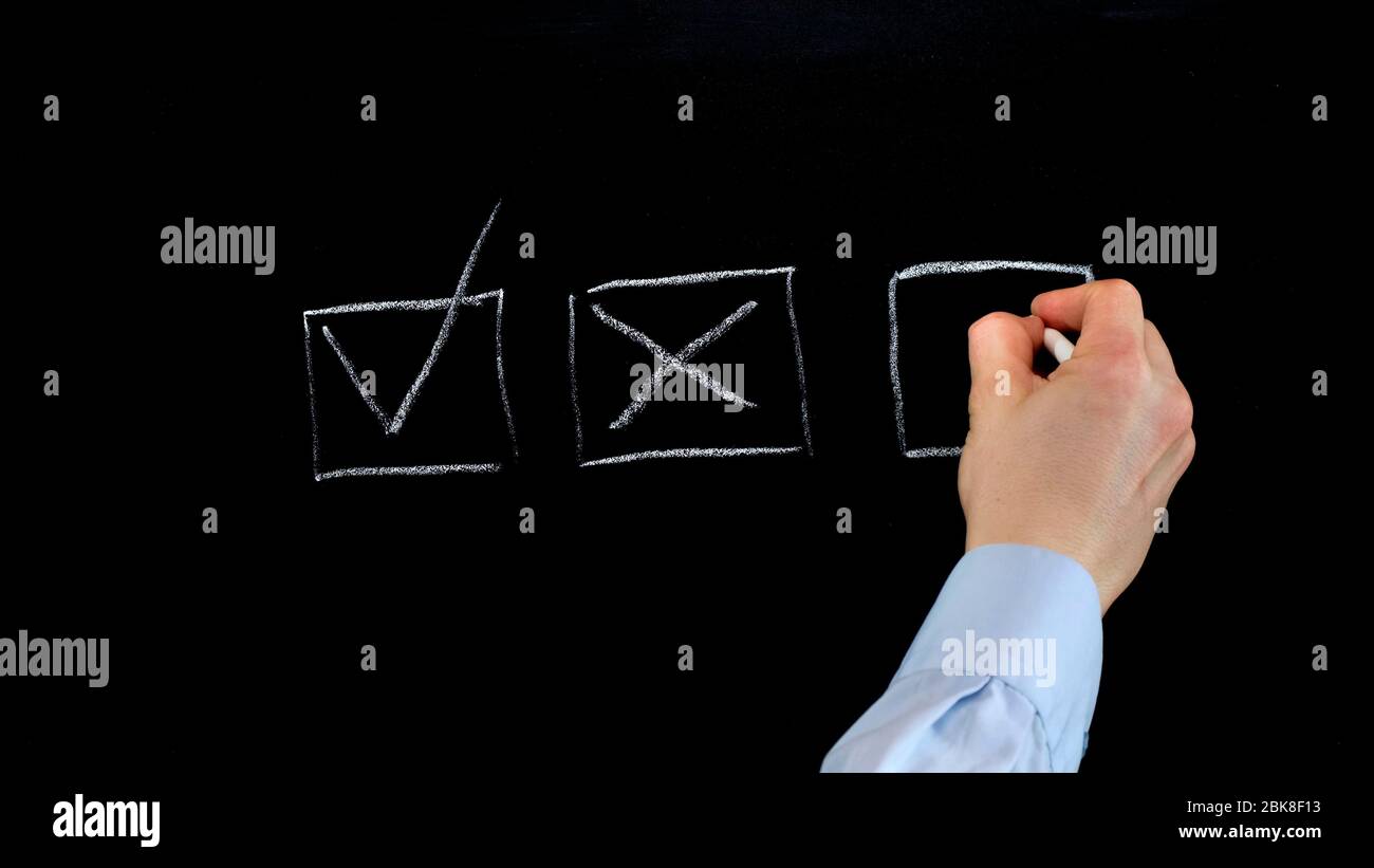 Häkchen mit Kreide Kontrollkästchen auf Tafel, Nahaufnahme Stockfoto