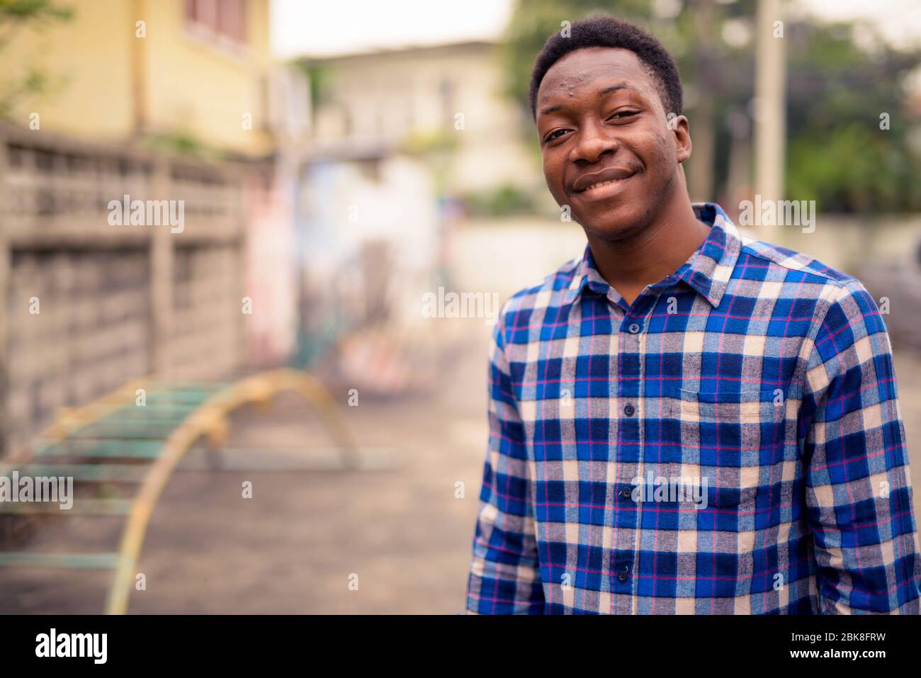 Junger schöner Afrikaner, der die Stadt erkundet Stockfoto