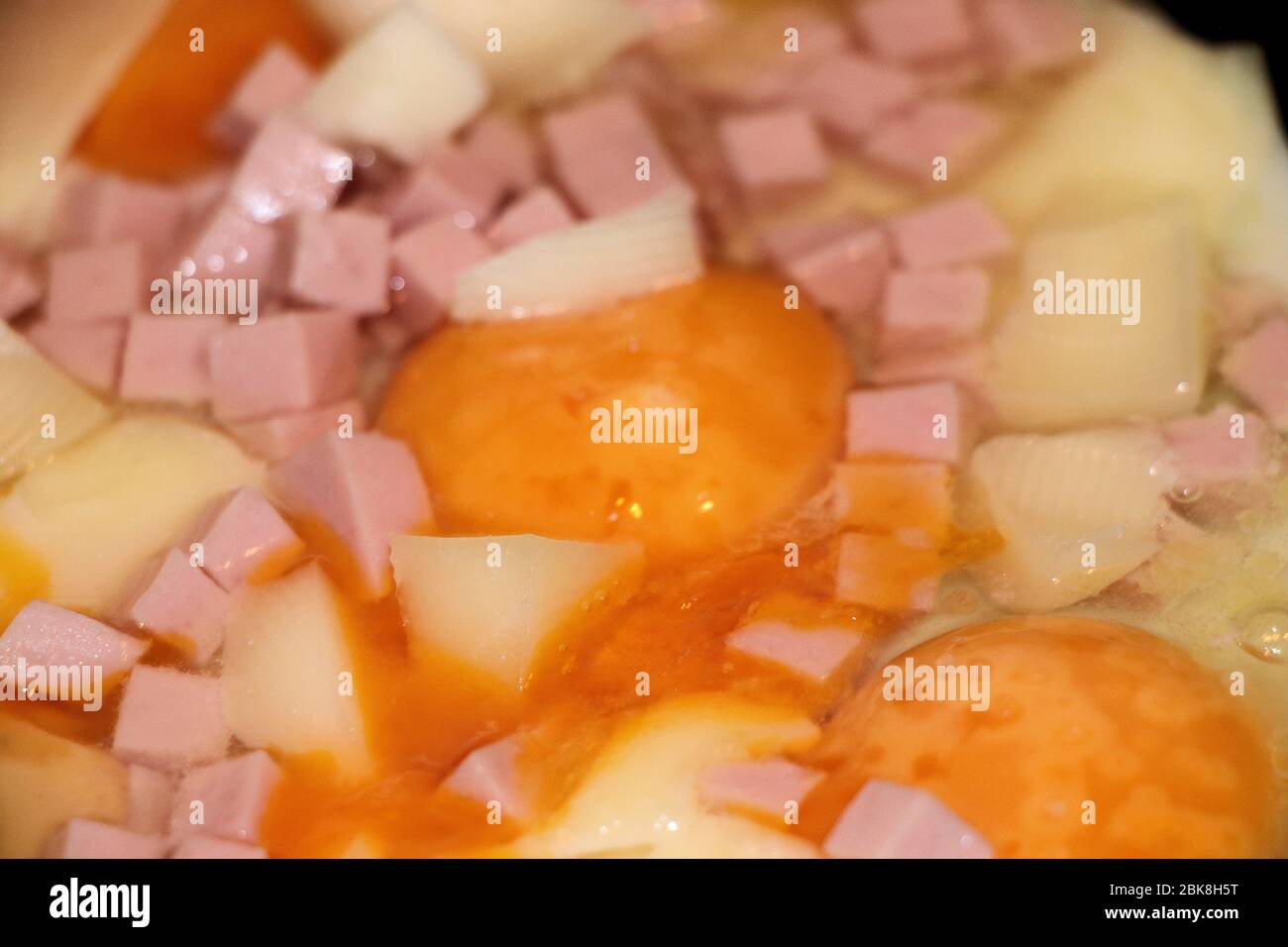 Spiegeleier mit Schinken und Käse. Köstliches englisches Frühstück. Stockfoto