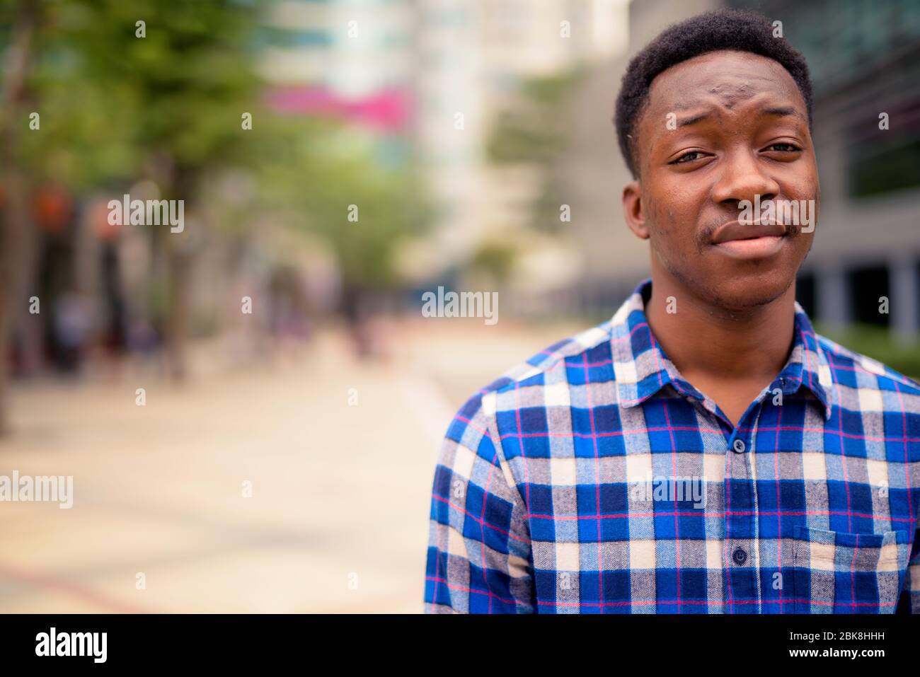 Junger schöner Afrikaner, der die Stadt erkundet Stockfoto