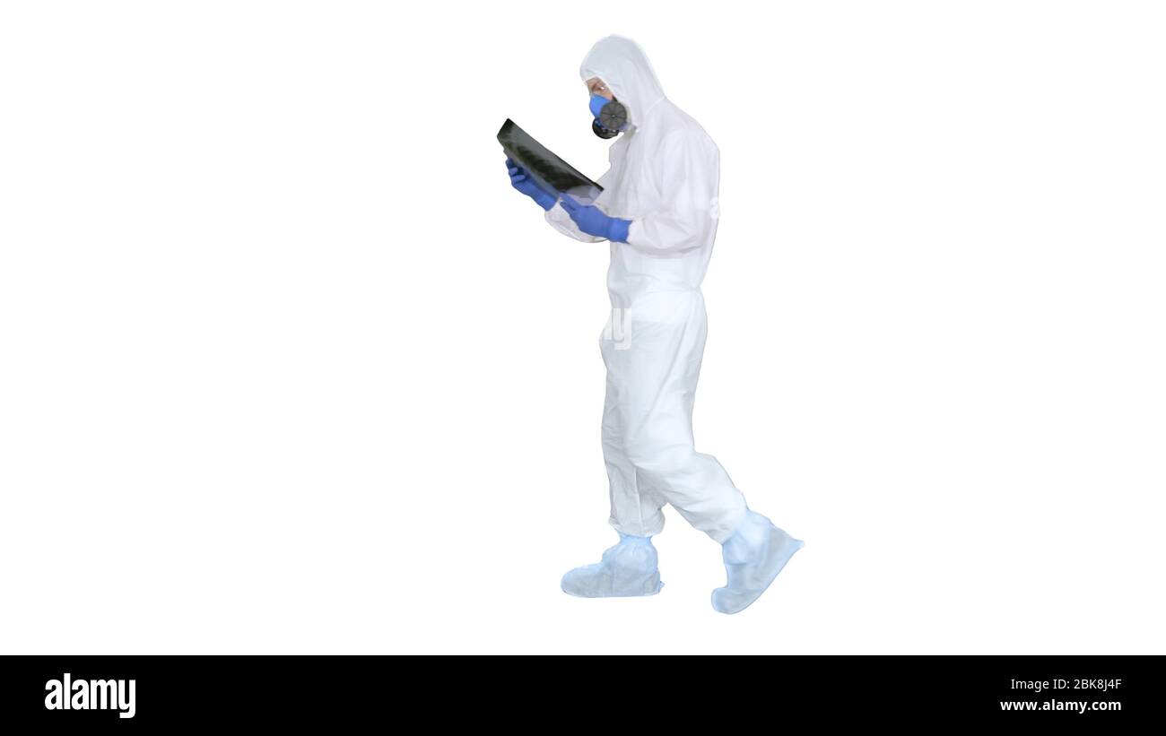 Infektionskrankheit Arzt in schützenden antibakteriellen Anzug Blick auf Lunge Röntgen auf weißem Hintergrund. Stockfoto