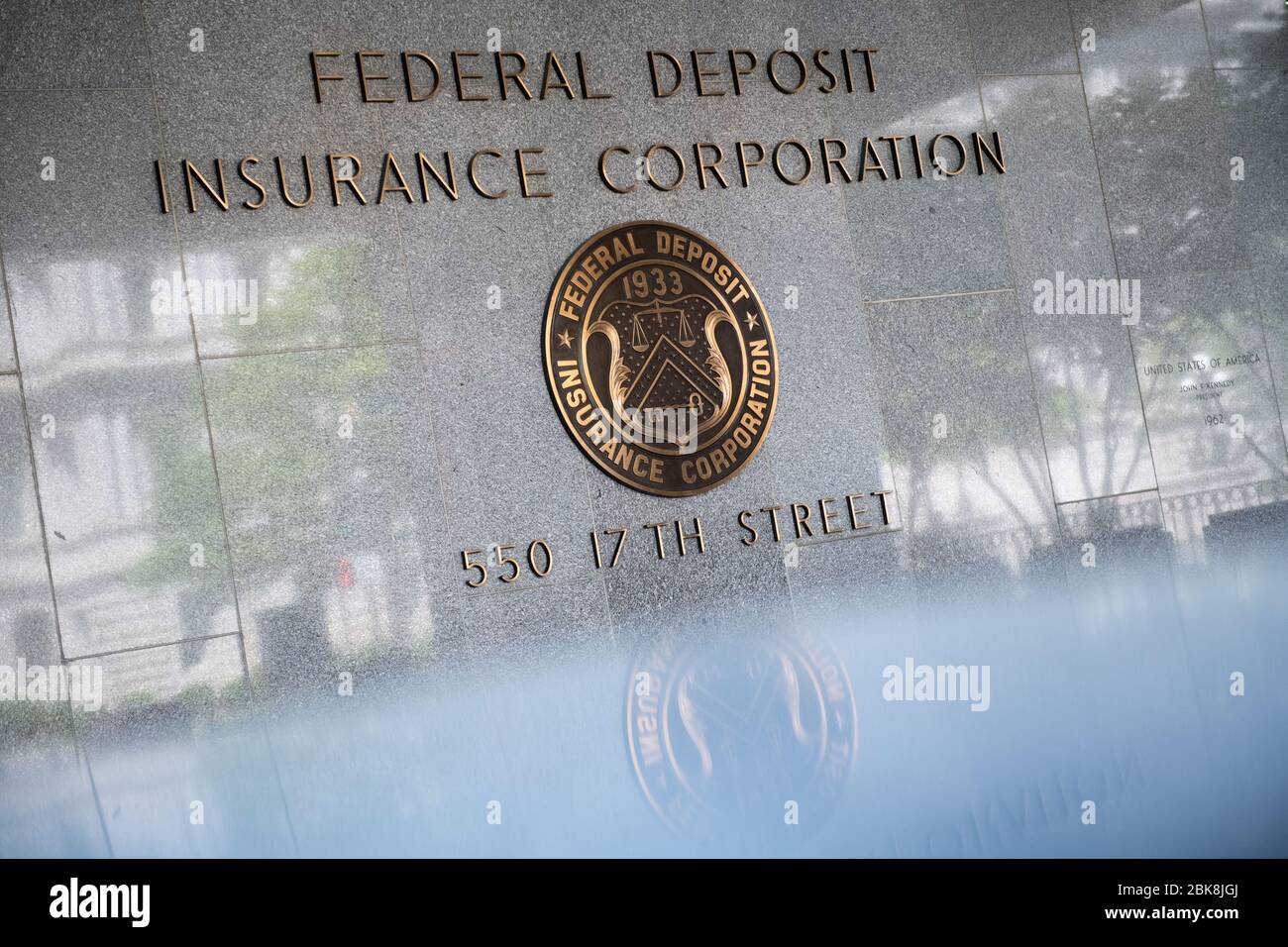 Washington, USA. Mai 2020. Ein allgemeiner Überblick über das Logo der Federal Deposit Insurance Corporation (FDIC) am 2. Mai 2020 in Washington, DC, inmitten der Coronavirus-Pandemie. Früher heute strömten Tausende von Besuchern zur Mall und anderen malerischen Orten rund um die Hauptstadt, um eine Überführung durch Navy Blue Angels und Air Force Thunderbirds zu Ehren von medizinischem Personal und Ersthelfern zu sehen, während die weltweit bestätigte COVID-19 Todesrate sich 250,000 näherte.(Graeme Sloan/Sipa USA) Quelle: SIPA USA/Alamy Live News Stockfoto