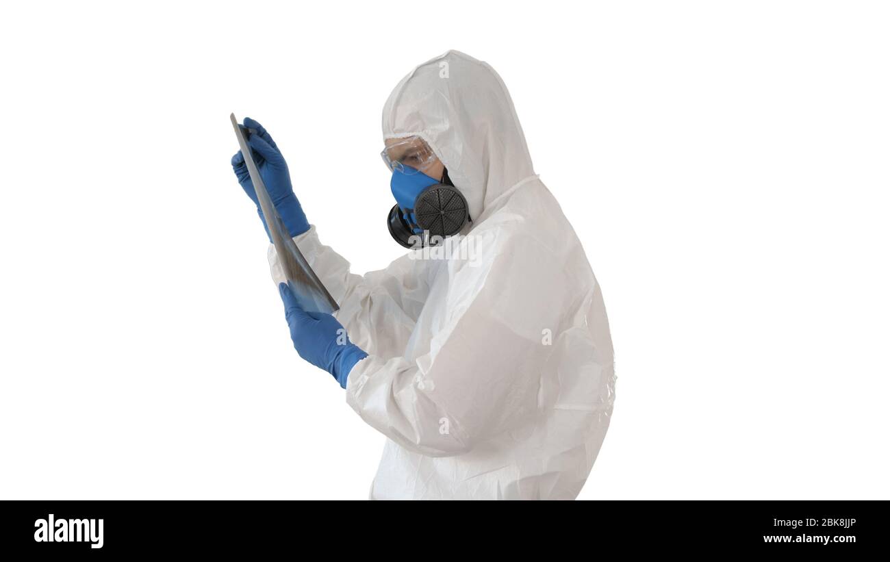 Epidemiologe in Atemschutzmaske untersuchen die Pneumonie des Patienten auf einem Röntgenbild Covid-19 auf weißem Hintergrund. Stockfoto