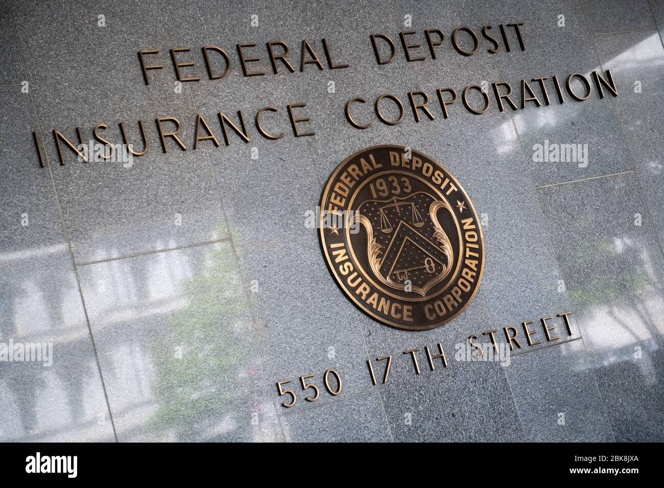 Washington, USA. Mai 2020. Ein allgemeiner Überblick über das Logo der Federal Deposit Insurance Corporation (FDIC) am 2. Mai 2020 in Washington, DC, inmitten der Coronavirus-Pandemie. Früher heute strömten Tausende von Besuchern zur Mall und anderen malerischen Orten rund um die Hauptstadt, um eine Überführung durch Navy Blue Angels und Air Force Thunderbirds zu Ehren von medizinischem Personal und Ersthelfern zu sehen, während die weltweit bestätigte COVID-19 Todesrate sich 250,000 näherte.(Graeme Sloan/Sipa USA) Quelle: SIPA USA/Alamy Live News Stockfoto