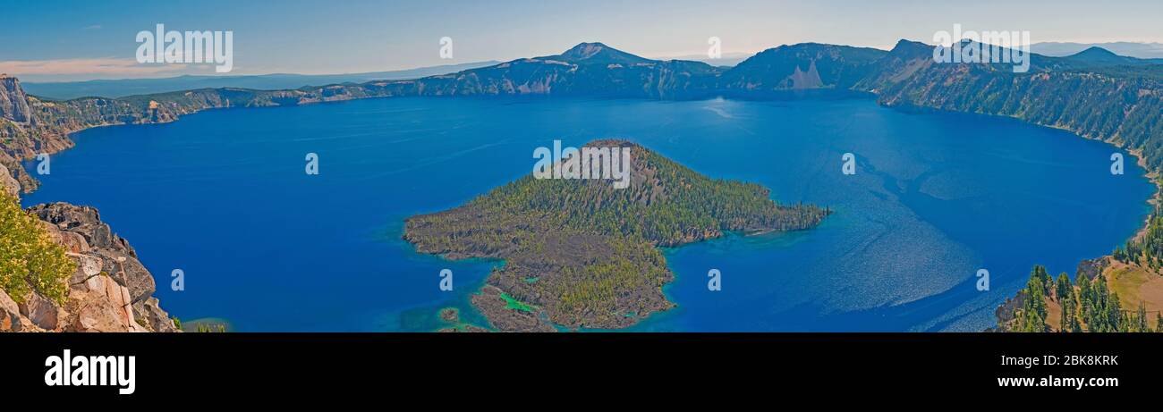 Dramatisches Panaroma von oben Crater Lake im Crater Lake National Park in Oregon Stockfoto