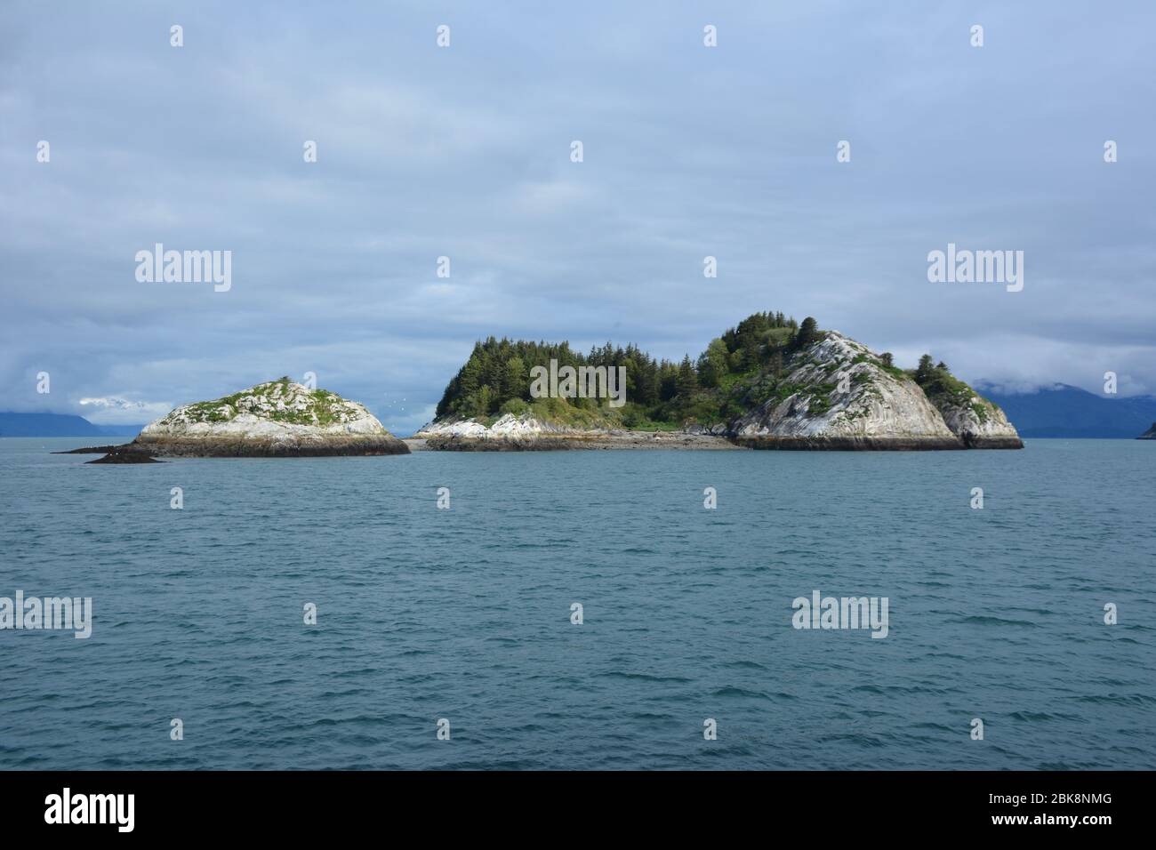 Kleine felsige Inseln an der Chatham Strait, Inside Passage, Alaska, USA. Stockfoto