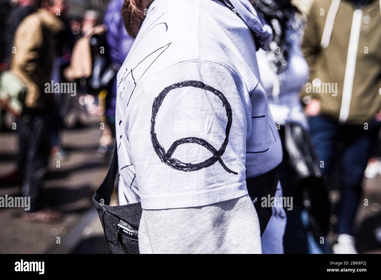 München, Bayern, Deutschland. Mai 2020. Das QAnon-Logo auf einer Verschwörungs-Demo in München. Nach einem gewaltsamen Angriff auf ZDF-Journalisten in Berlin fanden wieder die Münchner Hygienedemos statt, komplett mit Verschwörungstheoretikern, Rechtsextremisten, Neonazis, Hooligans, AfD-Mitgliedern, Beleidigungen und Aggressionen gegen Journalisten und Polizisten sowie Verstößen gegen das Infektionsschutzgesetz. Organisiert in Telegram-Chats von konspirativen 'Querfront'' (Cross-Front) Gruppen, planten die Organisatoren mehrere einzelne Demos mit Anweisungen, um schließlich an einen zentralen Ort zu ziehen, um t Stockfoto