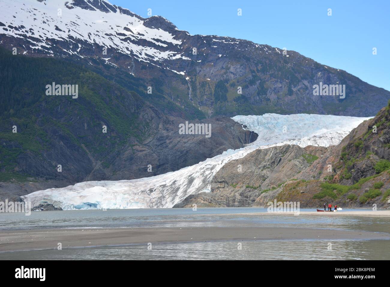 Der Mendenhall Glacier bei Juneau, Alaska, mündet in den Mendenhall Lake. Stockfoto