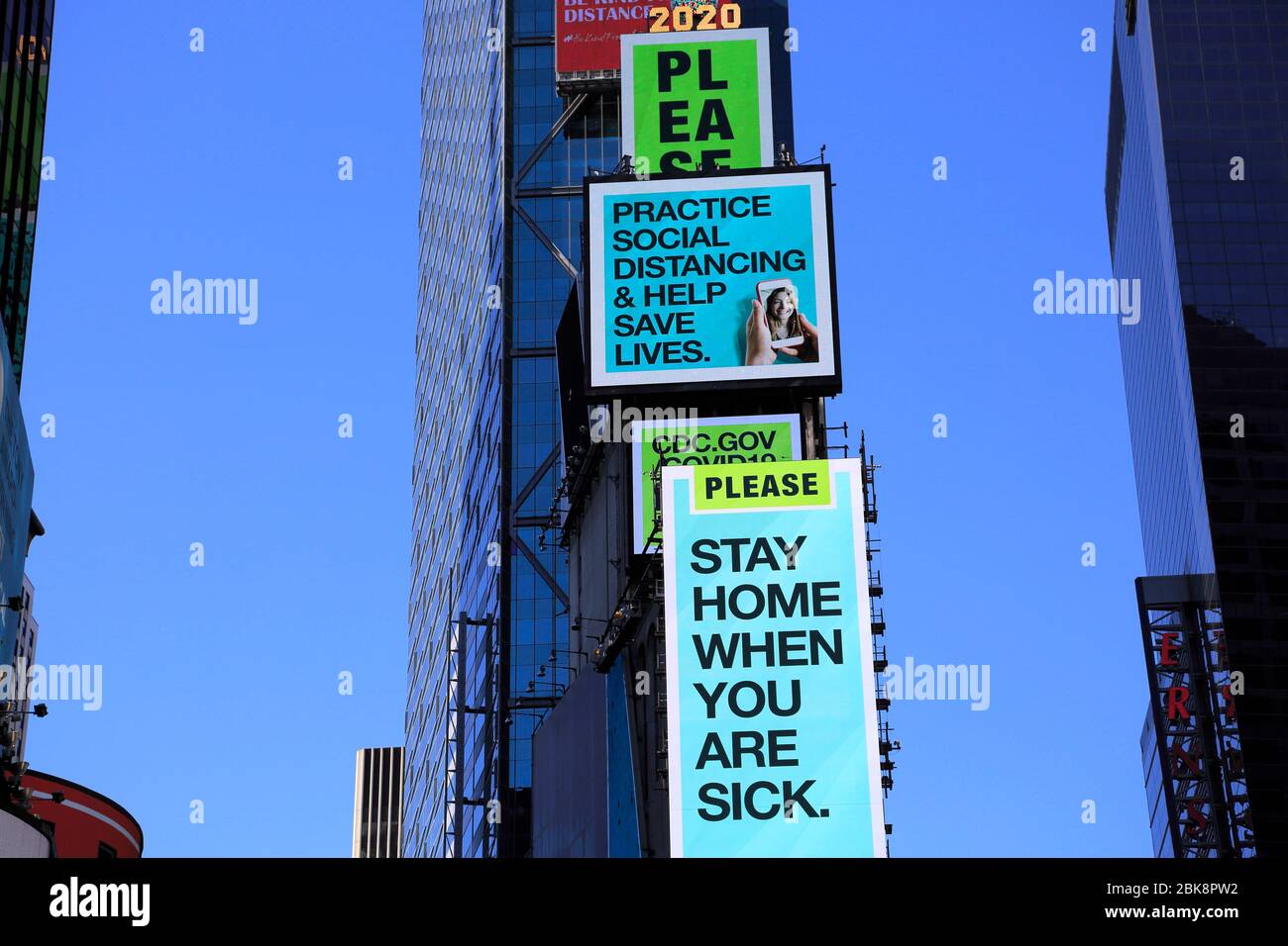 CDC-Plakatwand im Zentrum des Times Square New York City zeigt Coronavirus-Prävention Tipps 1. Mai 2020 Stockfoto