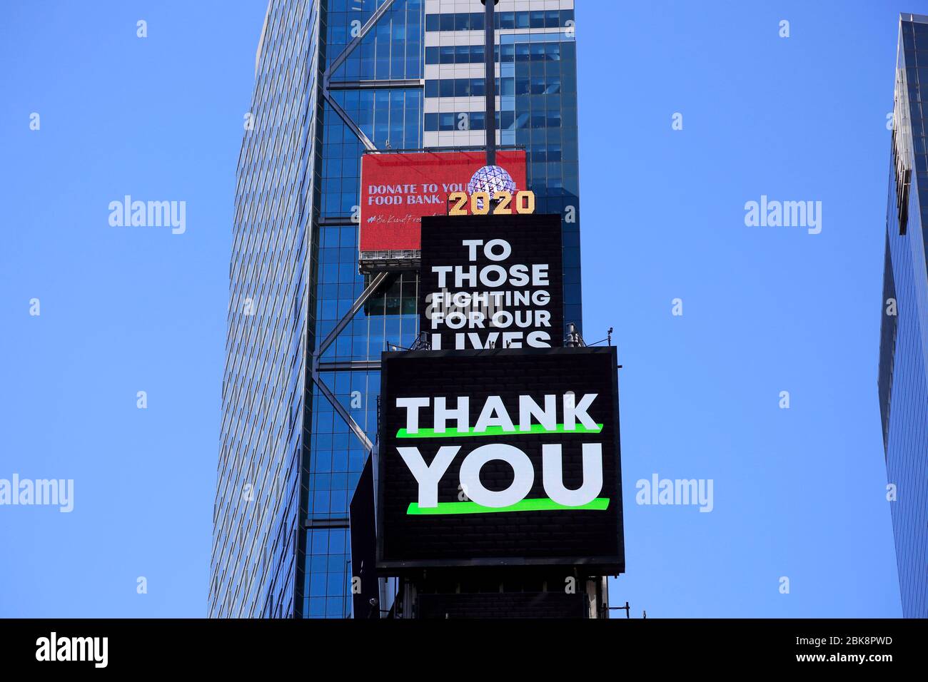 Plakate danken wichtigen Arbeitern auf dem leeren Times Square während der Coronavirus-Pandemie in New York City, 1. Mai 2020 Stockfoto