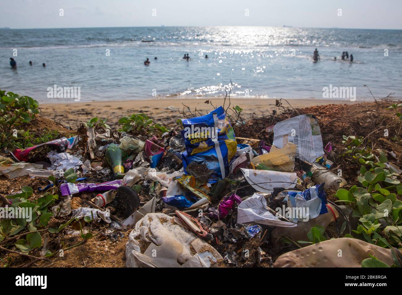 Plastikverschmutzung am Meeresstrand von Colombo in Sri Lanka. Stockfoto