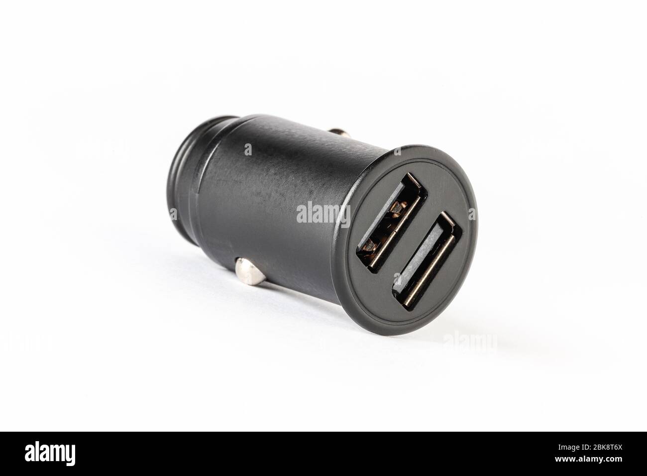 Horizontale Ansicht eines schwarzen Farbe Auto leichter Ladegerät mit Dual-usb-Buchse isoliert auf weißem Hintergrund Stockfoto