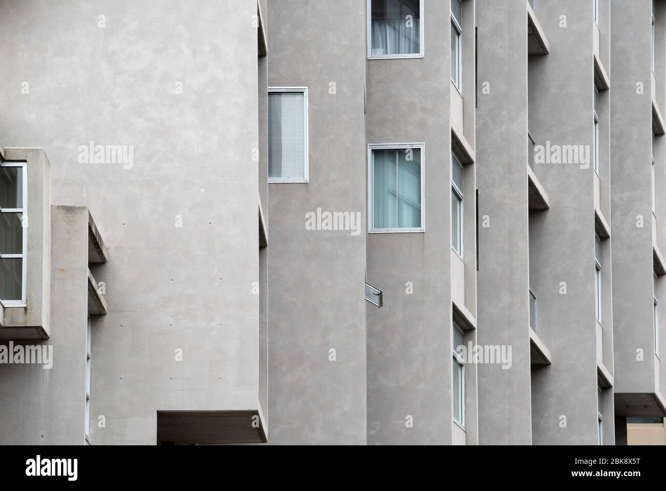 Blick auf einen grauen Beton, anonymen, generischen, Wohnblock in Sydney, Australien Stockfoto