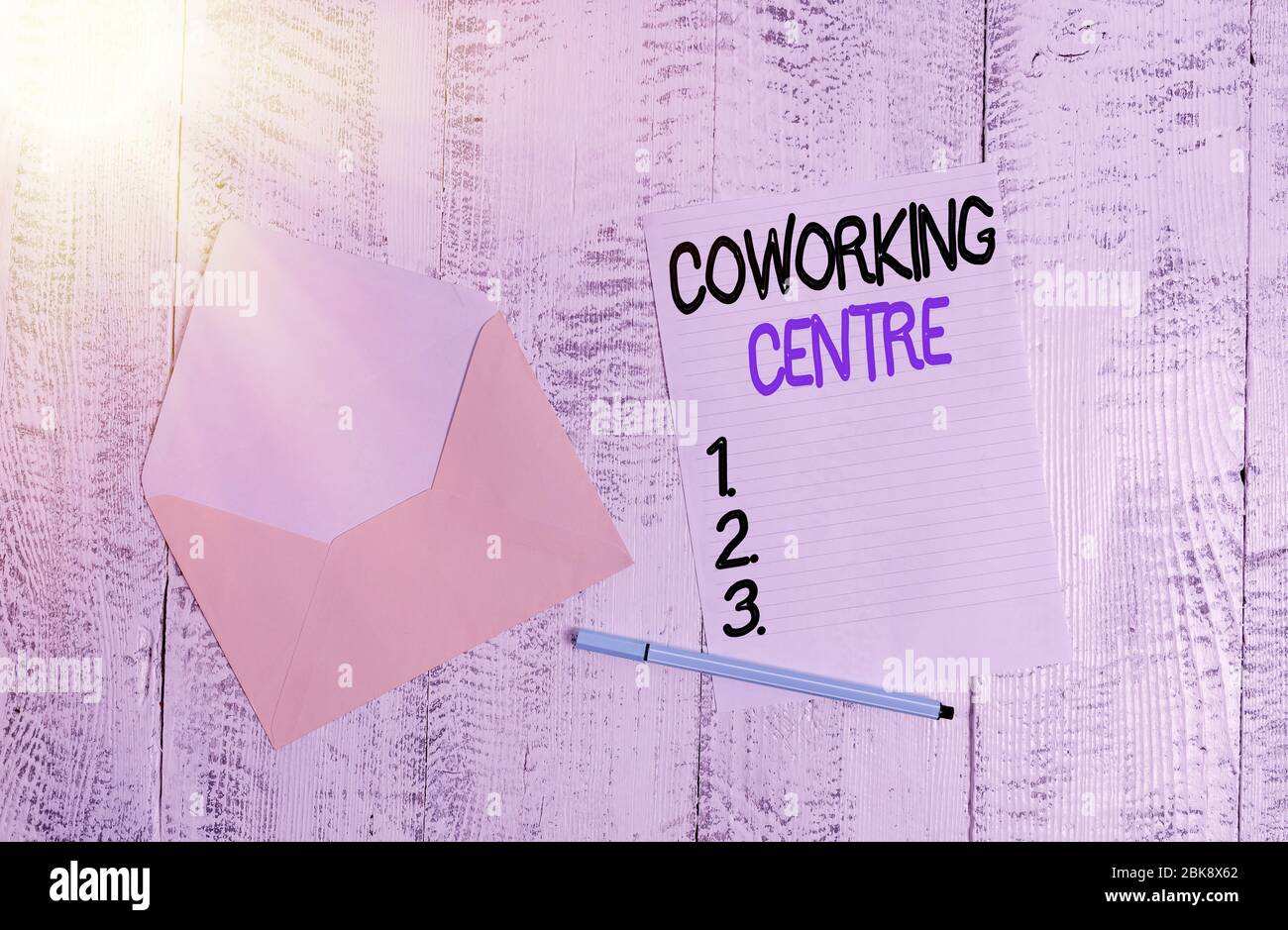 Textschild mit Coworking Center. Geschäftsfoto zeigt gemeinsamen Arbeitsplatz oft Büro und unabhängige Aktivität Open farbigen Umschlag Blankobogen Stockfoto