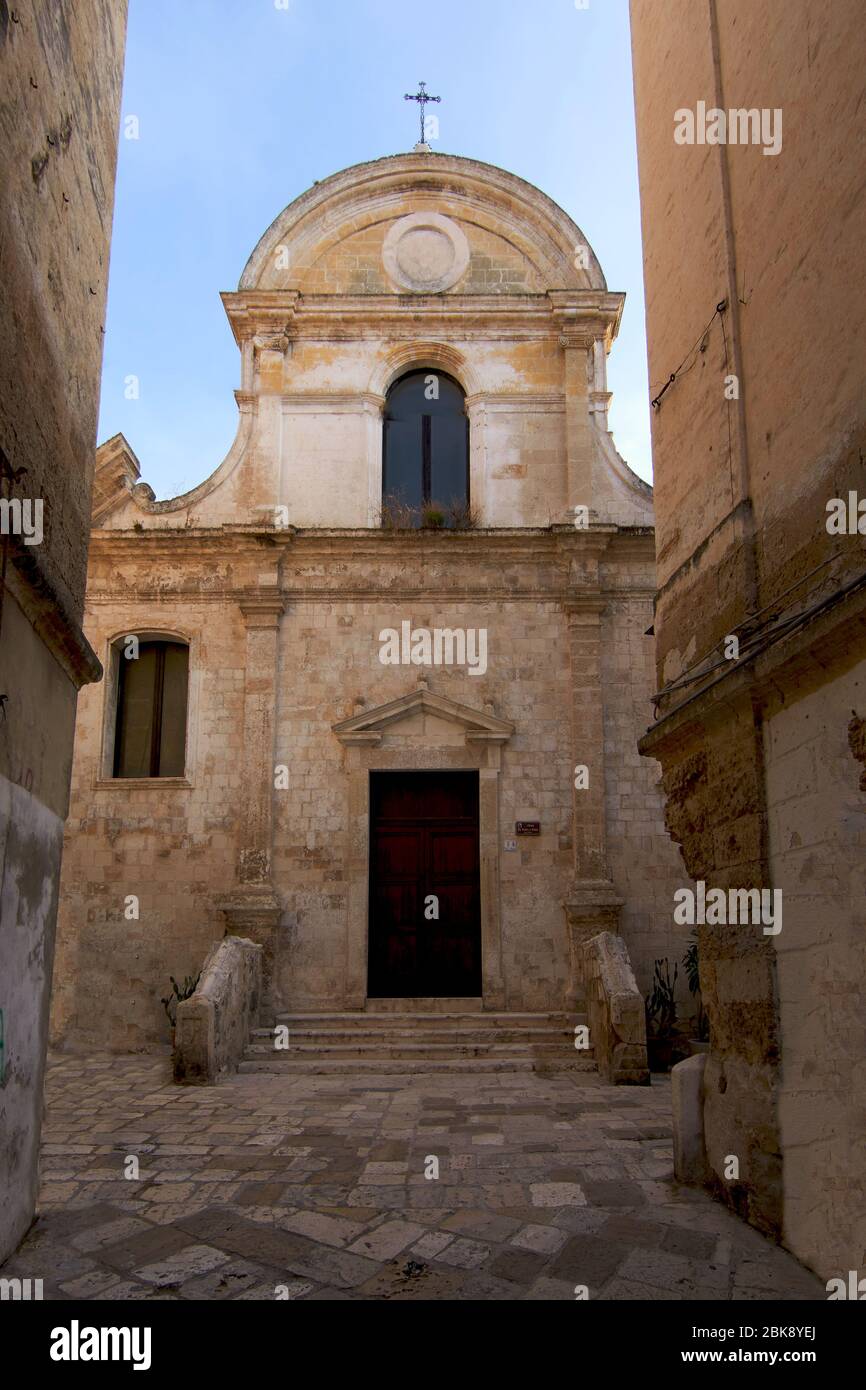 Eingang der Kirche der Heiligen Teresa - Chiesa di Santa Teresa bei Sonnenuntergang - Monopoli - Apulien - Apulien - Italien Stockfoto