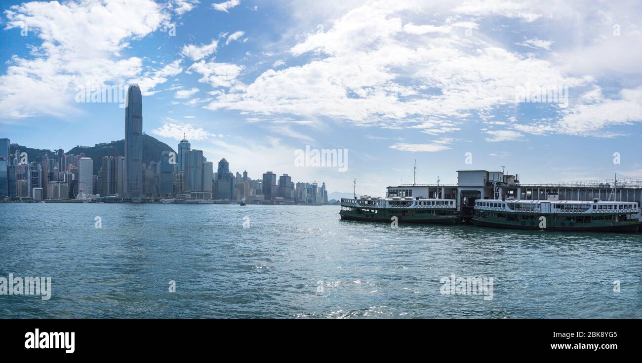 Blick auf den Star Ferry Pier in Tsim Sha Tsui mit der Stadtlandschaft der Hong Kong Insel Stockfoto