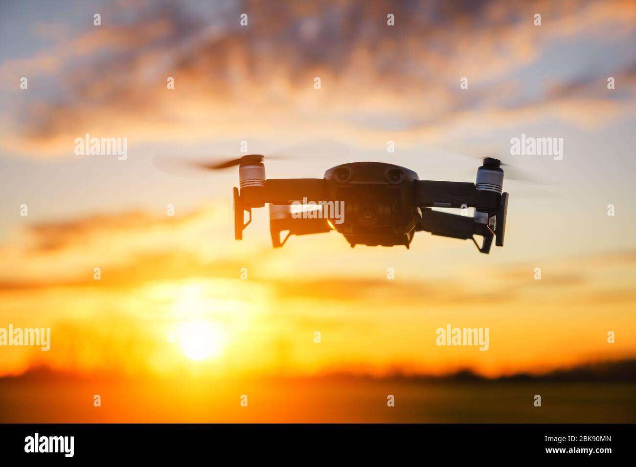 Silhouette dröhnte vor dem Hintergrund des Sonnenuntergangs Stockfoto