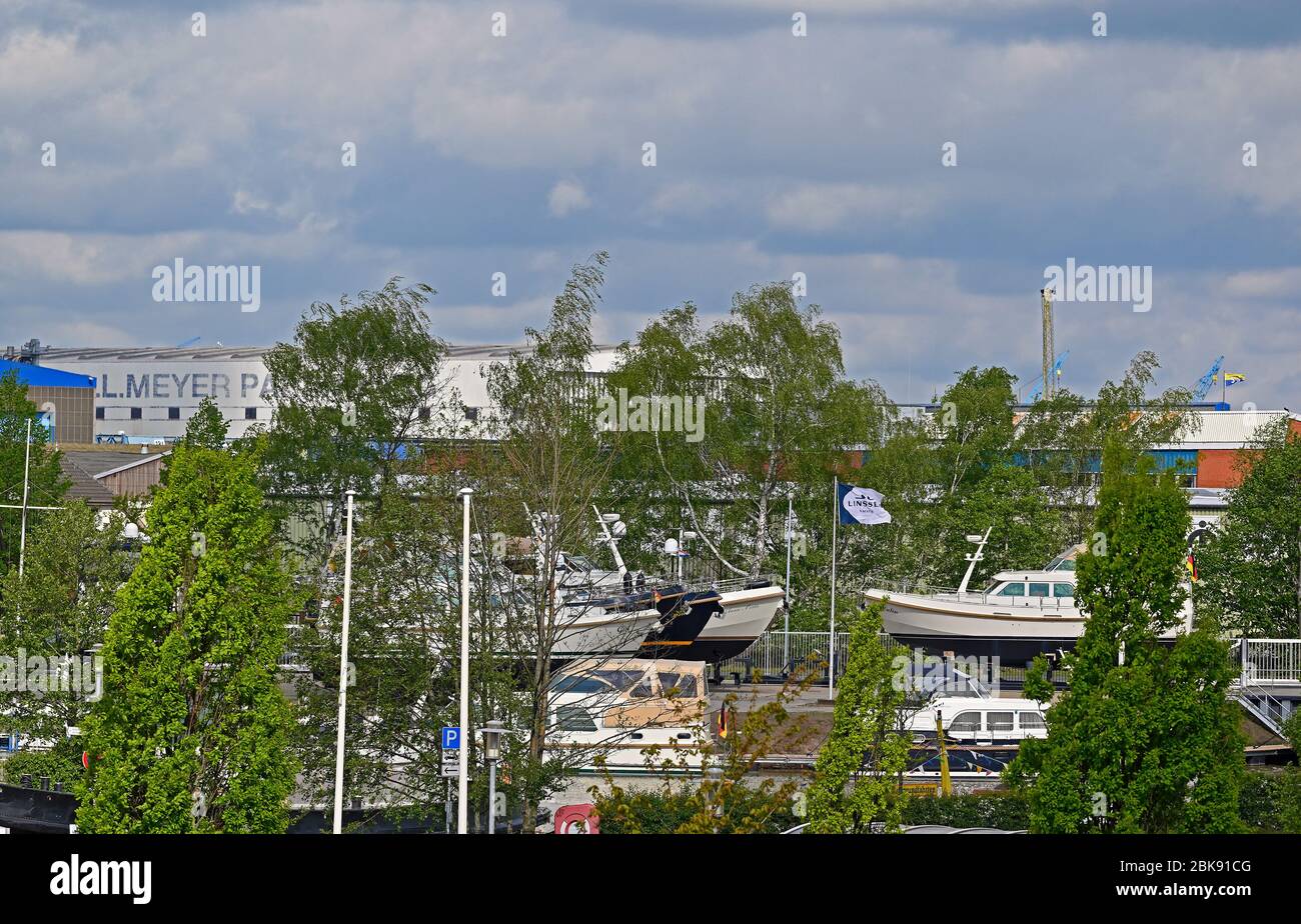 papenburg, deutschland - 2020.05.01: Blick auf hennings linssen Yachthandelsunternehmen auf altem meyer-Yard-Gelände und neue meyer-Werft im Hintergrund Stockfoto