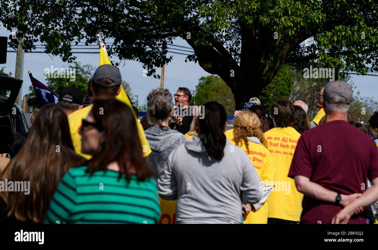 Frederick, Maryland, Vereinigte Staaten von Amerika. Mai 2020. Der Führer von Re-Open Maryland, Tim Walters, spricht am 2. Mai 2020 mit den Demonstranten von Re-Open in Maryland in der Francis Scott Key Mall in Frederick, MD. Die Demonstranten werden mehr als 155 Meilen nach Salisbury MD reisen. Aus Protest gegen die landesweite Schließung der Massen. Sie fordern die Wiedereröffnung von Unternehmen, Bildungseinrichtungen und religiösen Institutionen. Kredit: Perry Aston/ZUMA Wire/Alamy Live News Stockfoto