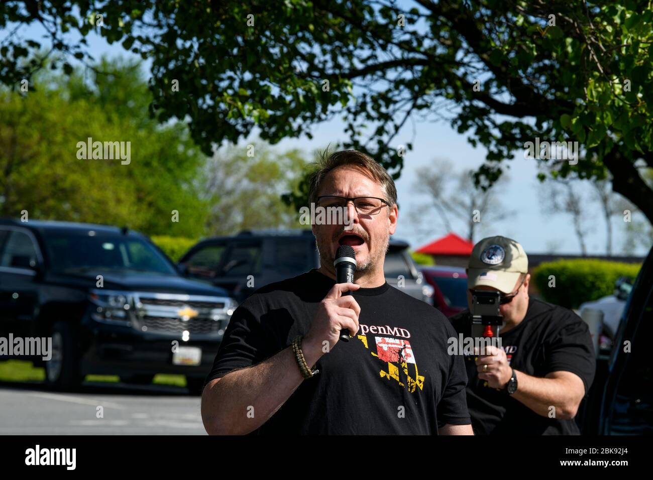 Frederick, Maryland, Vereinigte Staaten von Amerika. Mai 2020. Der Führer von Re-Open Maryland, Tim Walters, spricht am 2. Mai 2020 mit den Demonstranten von Re-Open in Maryland in der Francis Scott Key Mall in Frederick, MD. Die Demonstranten werden mehr als 155 Meilen nach Salisbury MD reisen. Aus Protest gegen die landesweite Schließung der Massen. Sie fordern die Wiedereröffnung von Unternehmen, Bildungseinrichtungen und religiösen Institutionen. Kredit: Perry Aston/ZUMA Wire/Alamy Live News Stockfoto