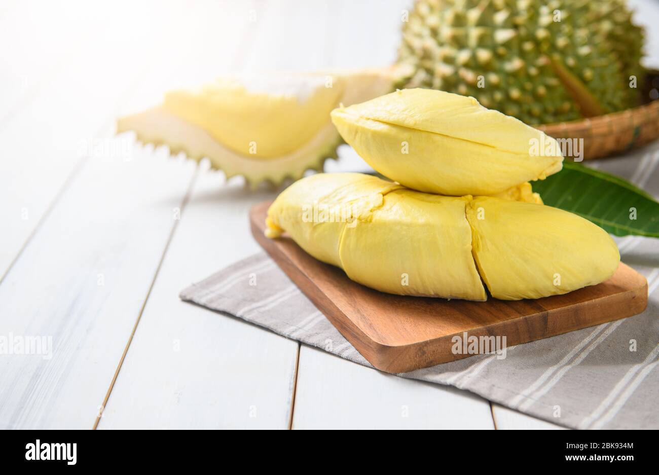 Frischer Durian (Monthong) auf Sack und weißem Holz Hintergrund, König der Früchte aus Thailand in der Sommersaison Stockfoto