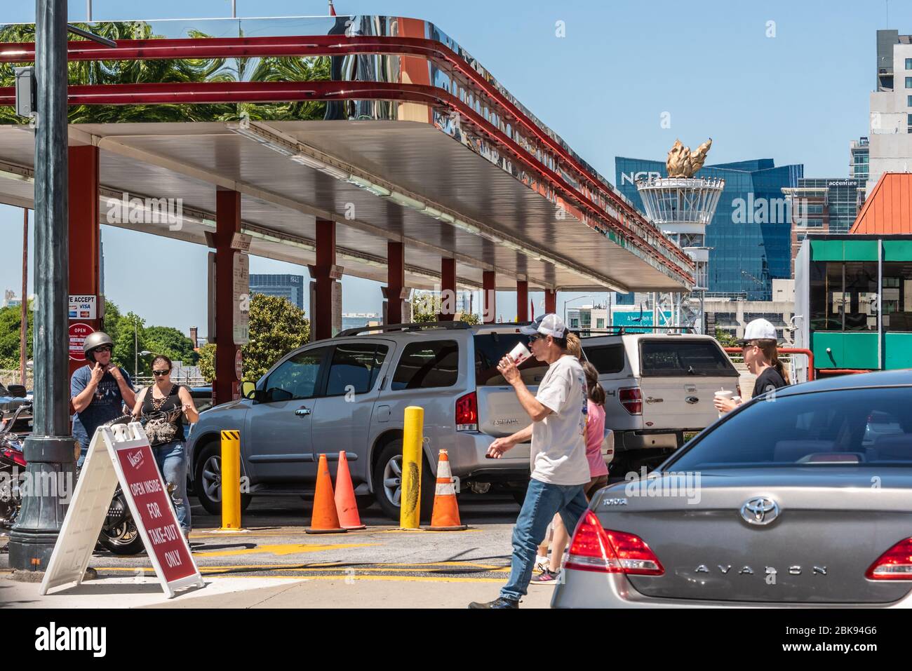 Das berühmte Varsity Restaurant in Atlanta, Georgia, ist nur während der Coronavirus-Pandemie für Bestellungen zum Mitnehmen geöffnet. (USA) Stockfoto