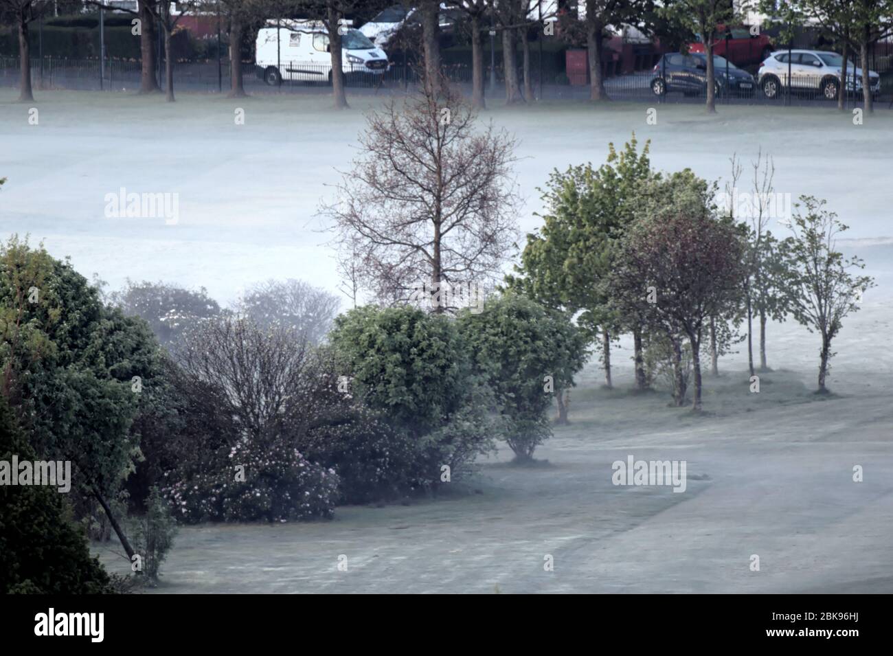 Glasgow, Schottland, Großbritannien 3. Mai 2020: Großbritannien Wetter: Niedrige Temperaturen über Nacht sahen die Grüns des Golfplatzes von Knightswood weiß werden ein Bodenfrost erzeugte einen weichen Nebel, der die Idee des Sommers verleugne. Copyrite Gerard Ferry/ Alamy Live News Stockfoto