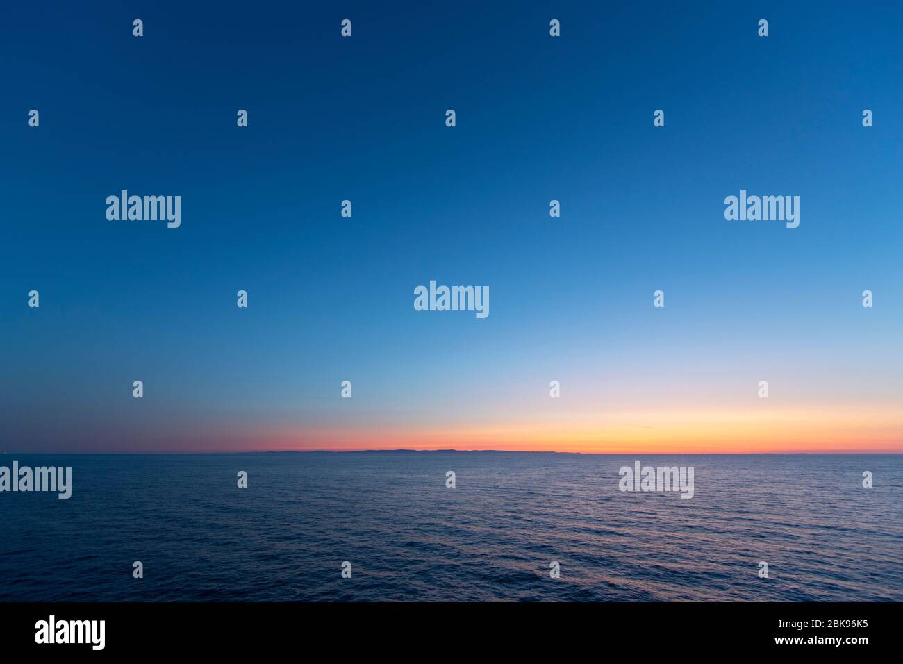 Horizont über Wasser in der Dämmerung, Grönland Stockfoto