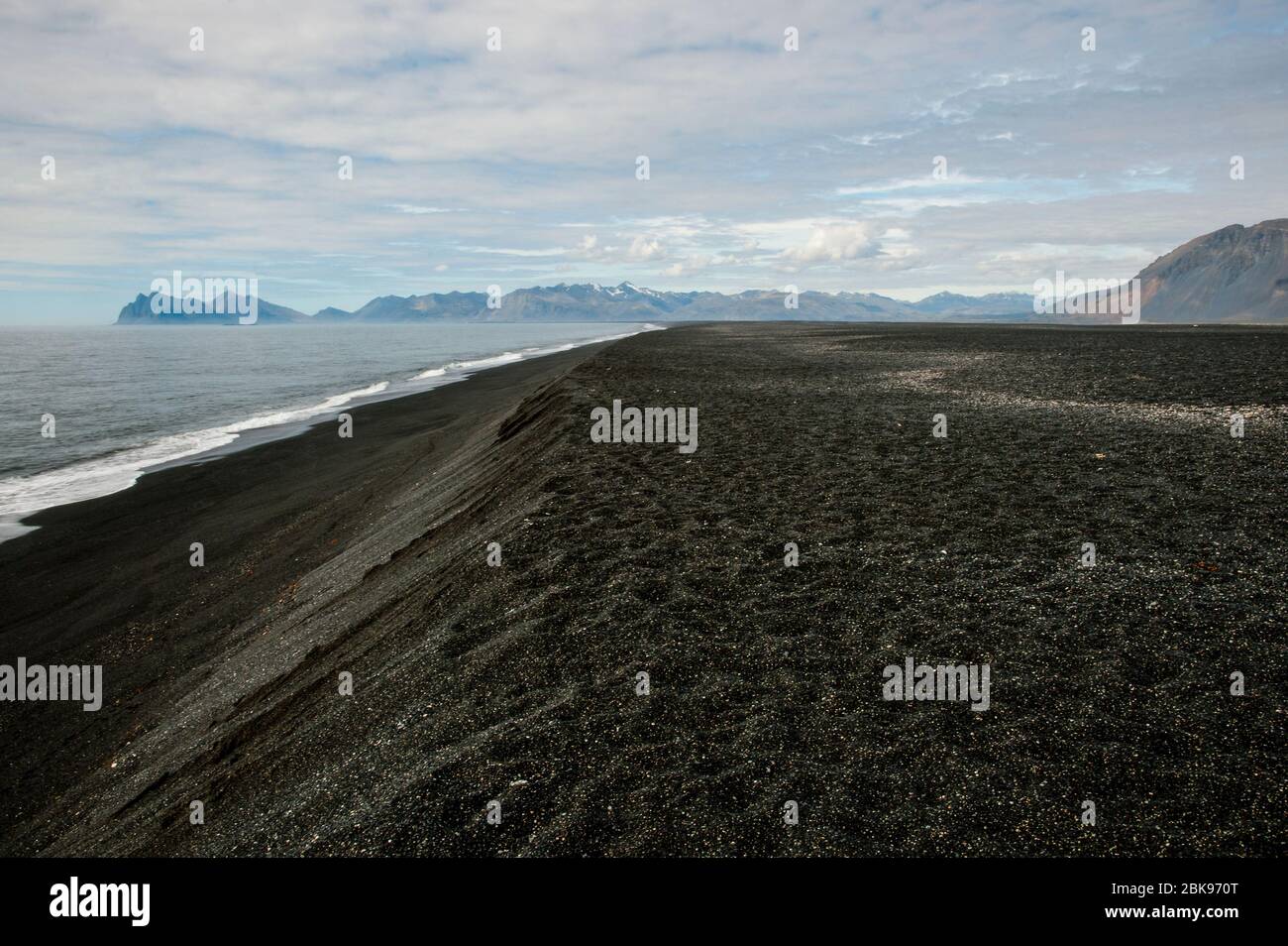 island Küste mit schwarzem vulkanischen Sand Stockfoto