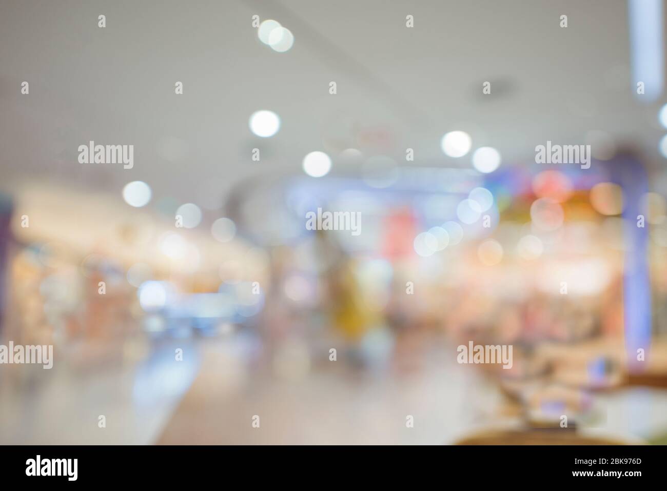 Abstrakt Bokeh und verschwimmen schönen Luxus-Einkaufszentrum und Einzelhandel speichern Interieur für Hintergrund. Geschäftlicher Hintergrund. Stockfoto