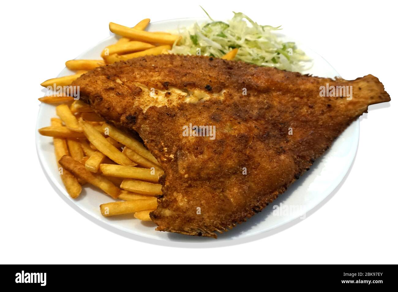 Gebratener Fisch - Flunder, Salat und pommes frites auf dem Teller Stockfoto