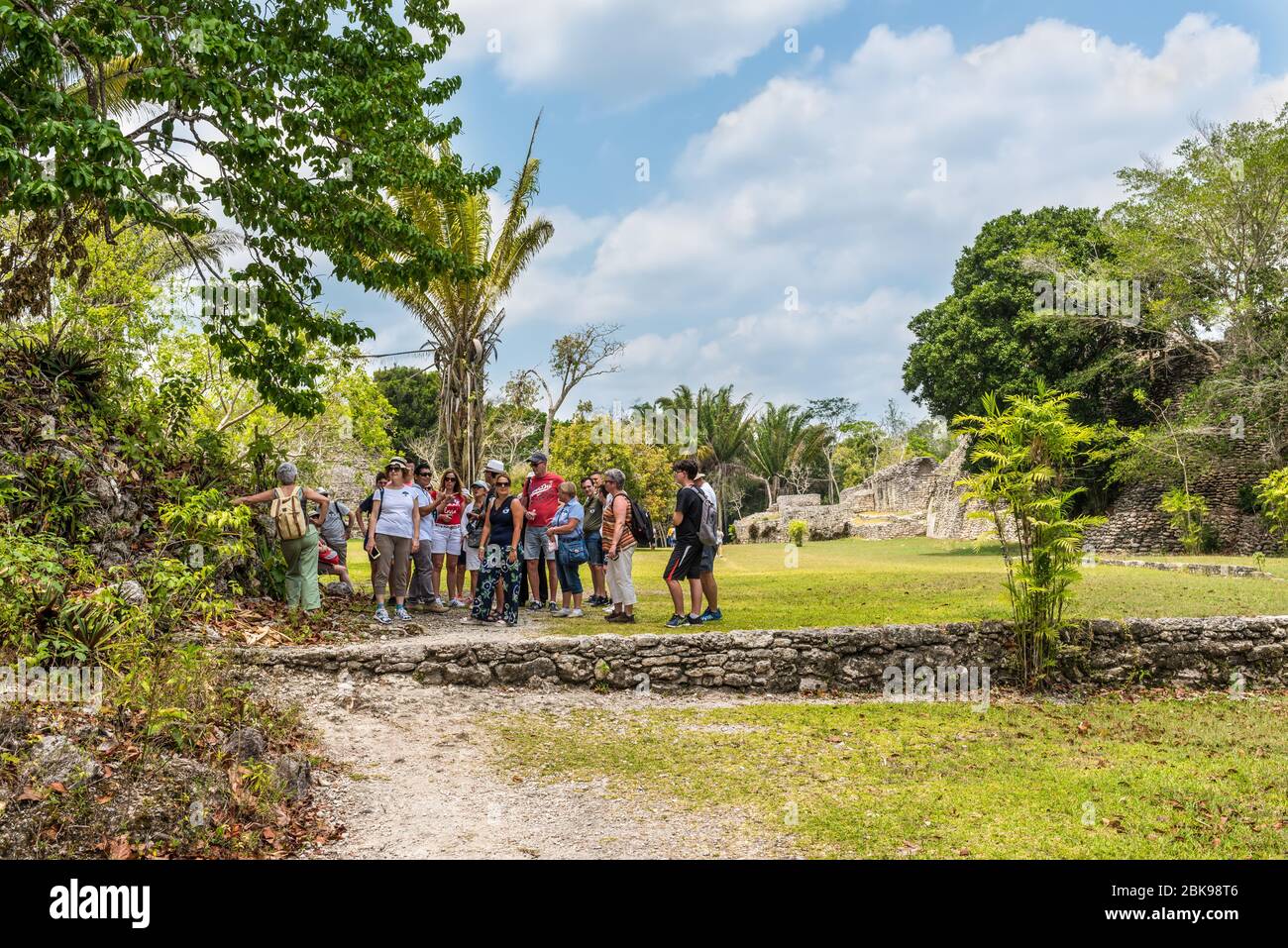 Kohunlich, Mexiko - 25. April 2019: Eine Gruppe von Touristen besucht die Ruinen der alten Maya-Stadt Kohunlich in Quintana Roo, Yucatan Halbinsel, Stockfoto