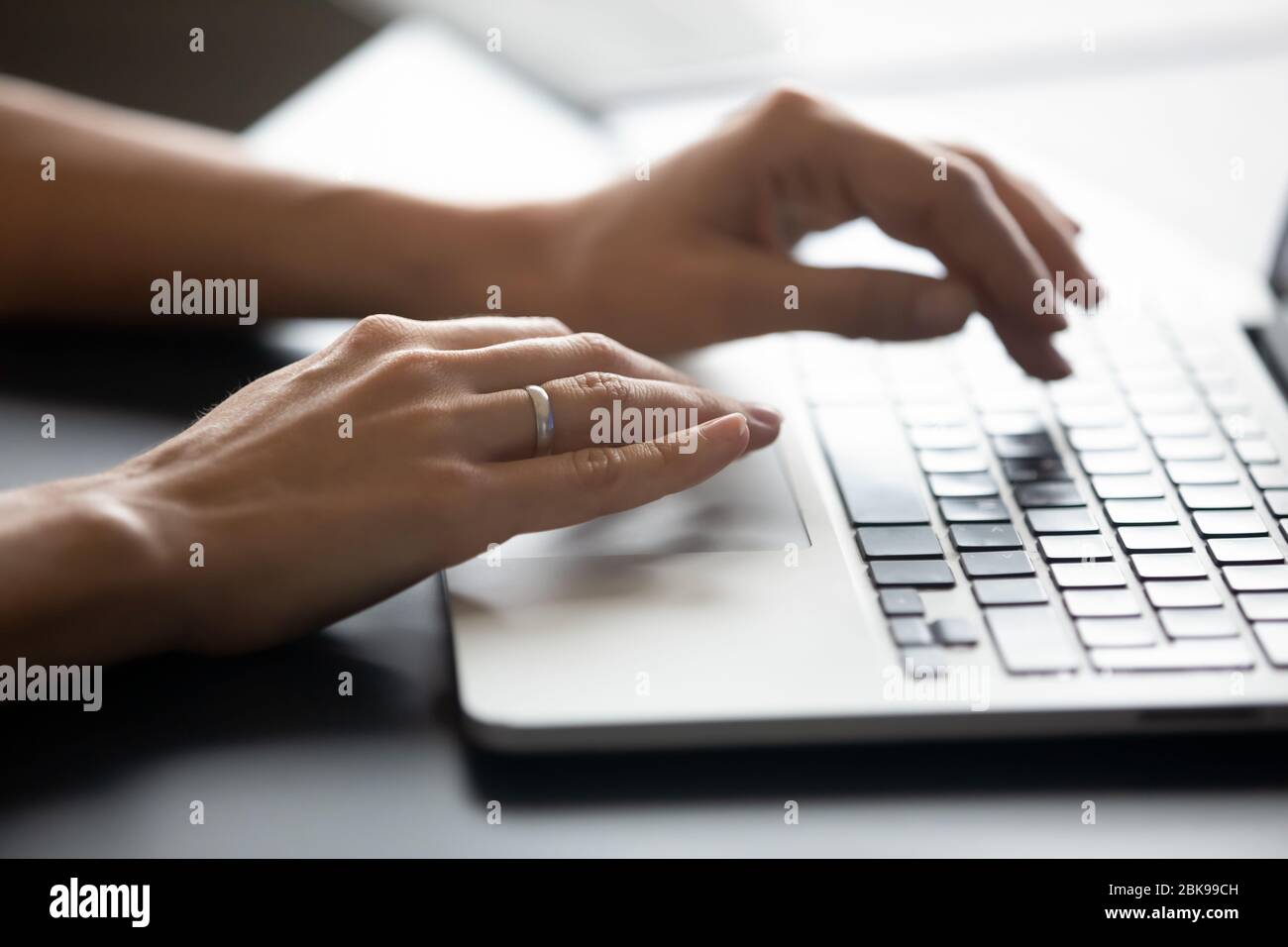 Nahaufnahme weibliche Hände auf Laptop-Tastatur tippen Stockfoto