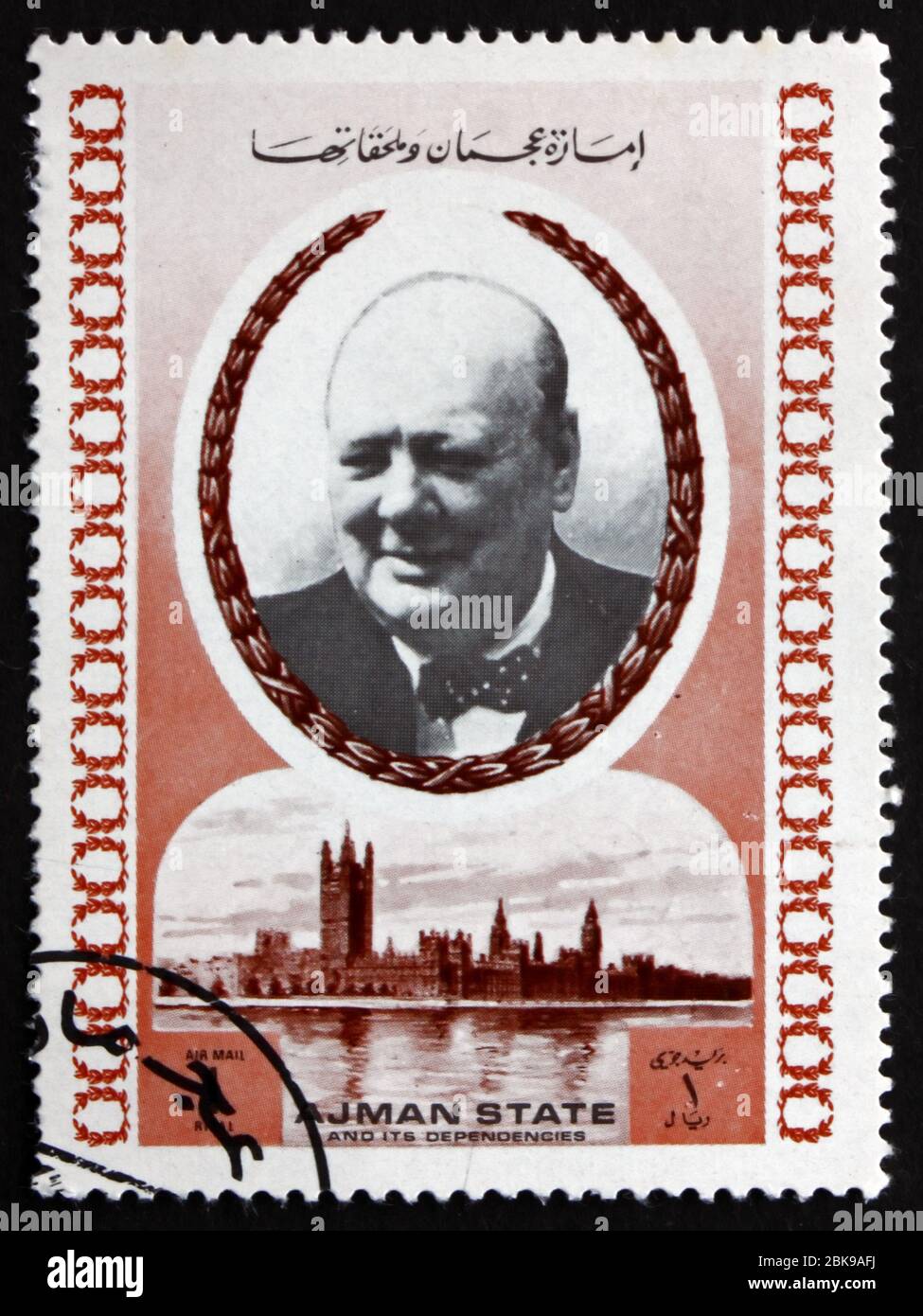 AJMAN - UM 1972: Eine in Ajman gedruckte Briefmarke zeigt Winston Churchill, britischen Politiker, zweimal Premierminister des Vereinigten Königreichs, um 1972 Stockfoto