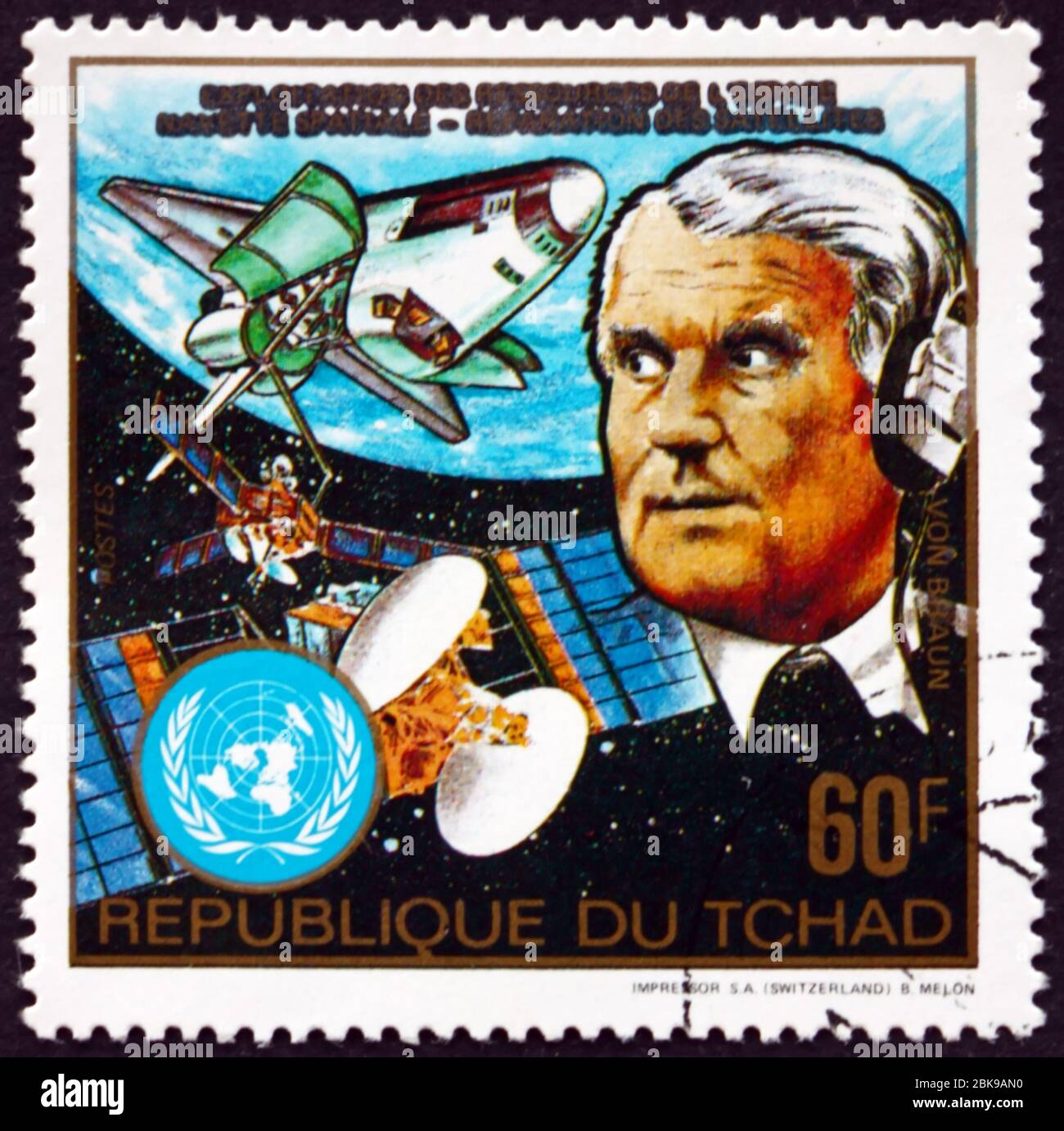 CHAD - UM 1983: Eine im Tschad gedruckte Briefmarke zeigt Wernher von Braun und Columbia Space Shuttle, um 1983 Stockfoto