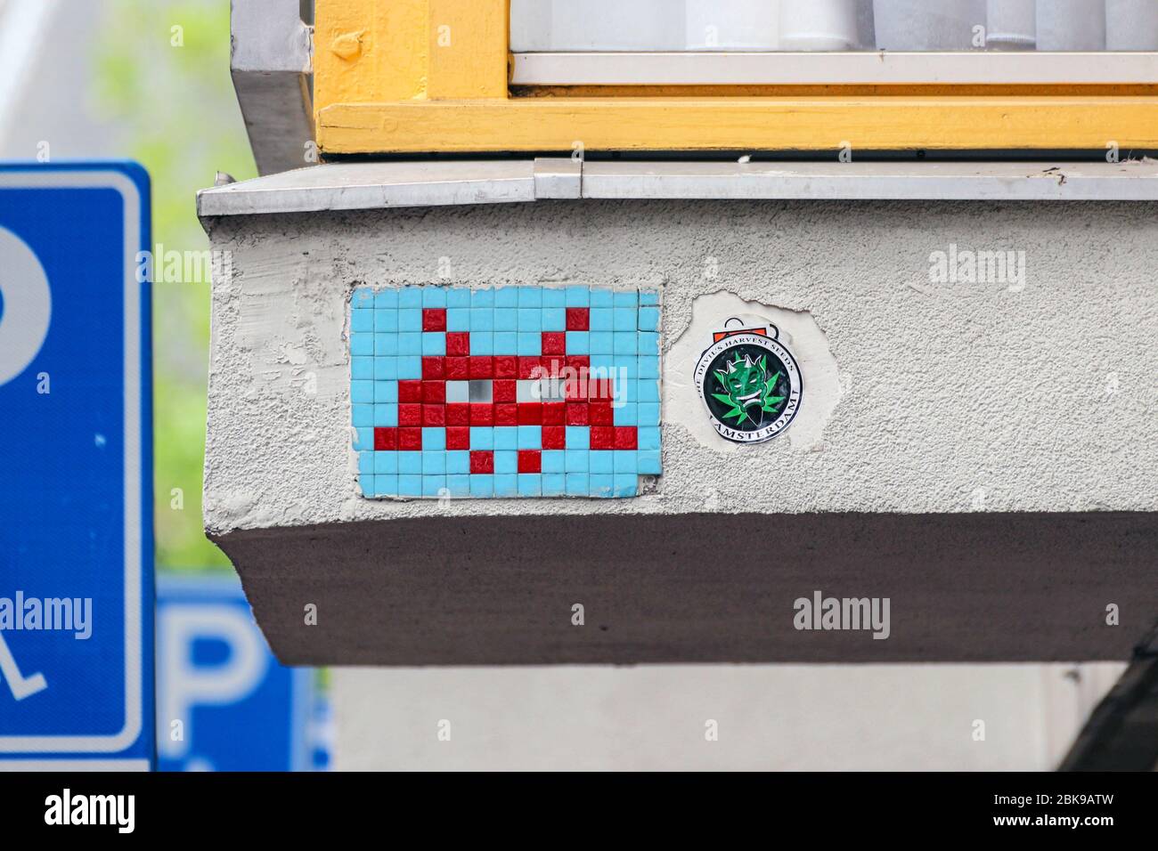 Raumeindringling aus glasierten Fliesen auf einer Gebäudeerker Struktur in Amsterdam, Niederlande Stockfoto