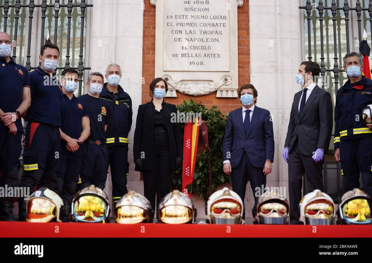 (200503) -- MADRID, 3. Mai 2020 (Xinhua) -- Beamte und Feuerwehrleute halten am 2. Mai 2020 auf dem Platz Puerta del Sol in Madrid, Spanien, einen Moment des Schweigens für die Opfer der COVID-19 fest. (Regierung der Region Madrid/Handout über Xinhua) Stockfoto