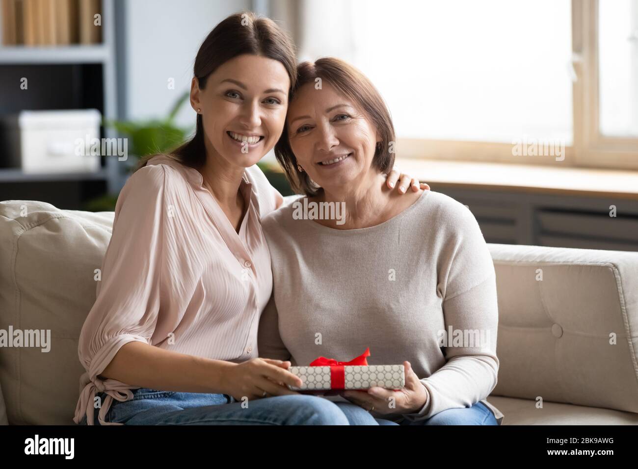 Portrait Erwachsene Tochter umarmen und gratulieren ältere Mutter Stockfoto