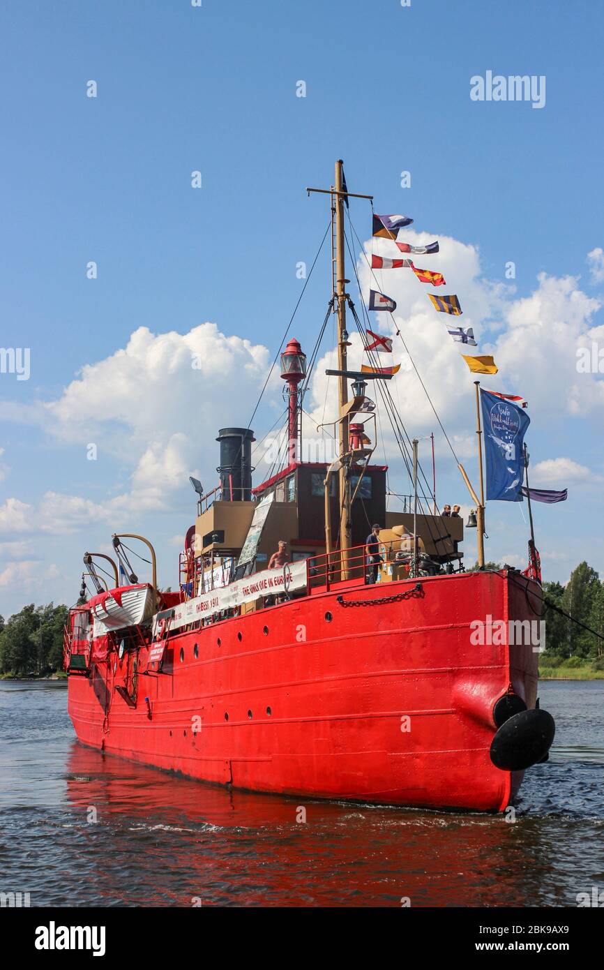 S/S Hyöky - ehemaliges Lichtschiff Helsinki - wird zum Pier von Tervasaari in Hamina, Finnland geschleppt Stockfoto