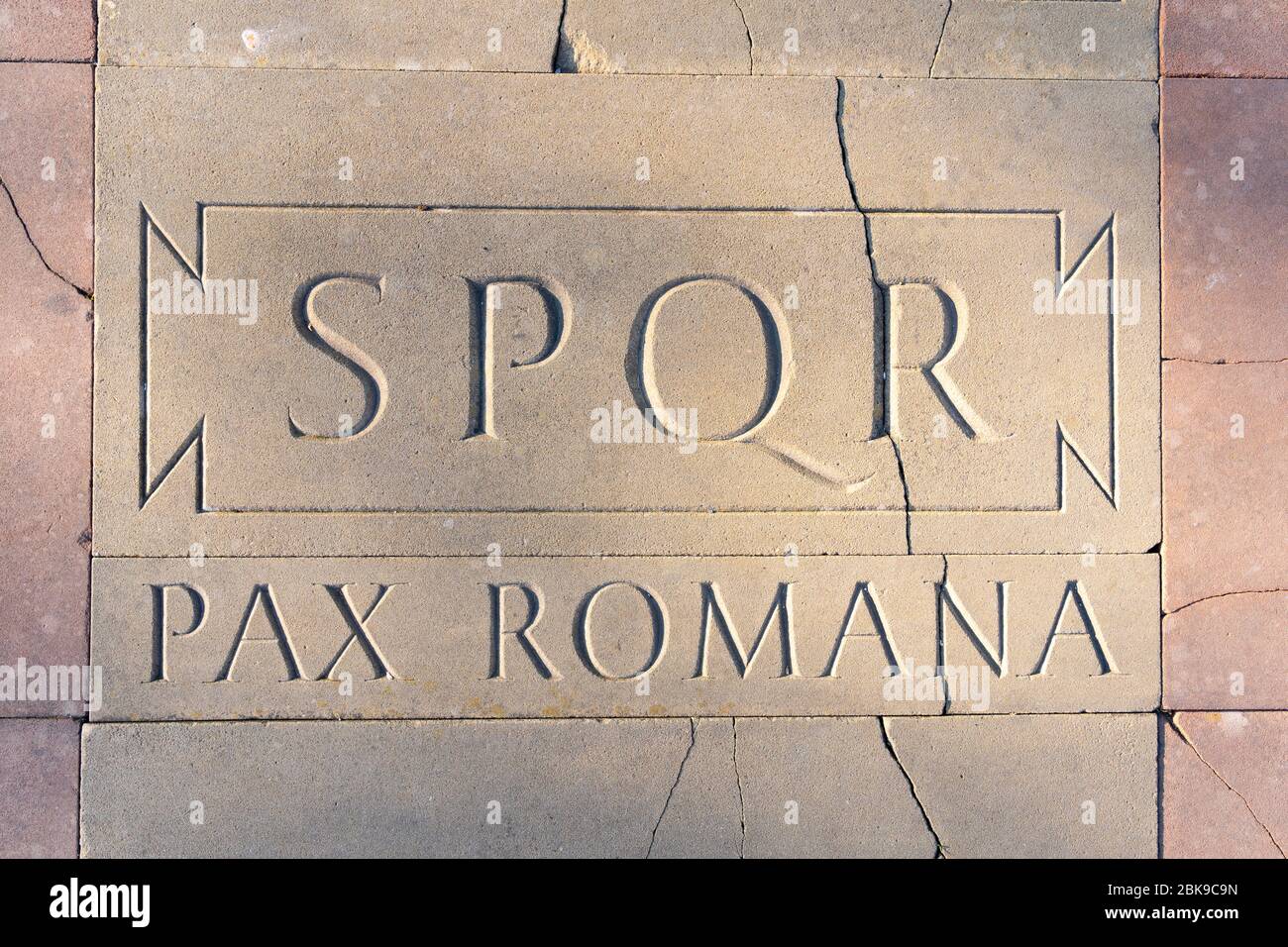 Eine geschnitzte Platte aus Pflastersteinen, die Basingstokes Verbindungen und die Verbindung mit Europa darstellt. Hier ist SPQR Pax Romana in Latein graviert. GROSSBRITANNIEN Stockfoto
