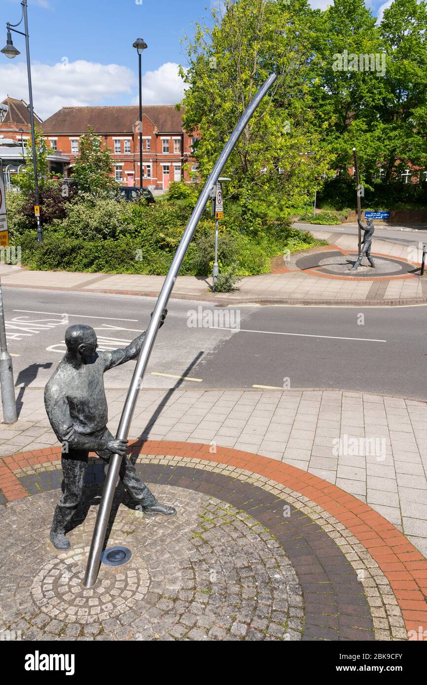 L'Arc - zwei Figuren mit einem gebogenen Stock, der von Basingstokes industrieller Vergangenheit inspiriert wurde und enge Verbindungen zu seinen europäischen Partnerstädten, Großbritannien, hat Stockfoto