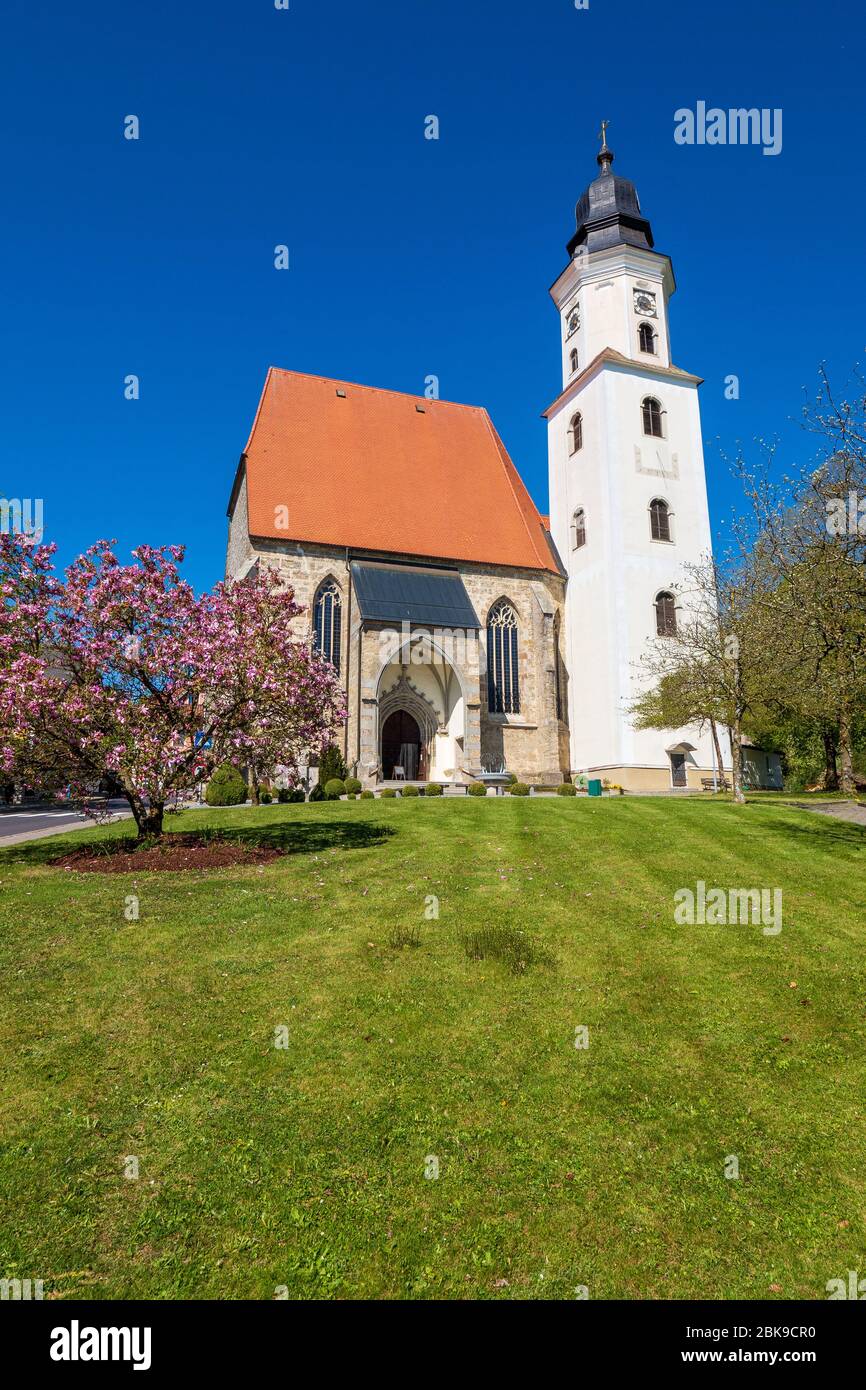 Außenansicht der katholischen Hallenkirche Wallfahrtskirche Mariä Heimsuchung aus dem 15. Jahrhundert in Zell am Pettenfirst, Oberösterreich, Österreich Stockfoto